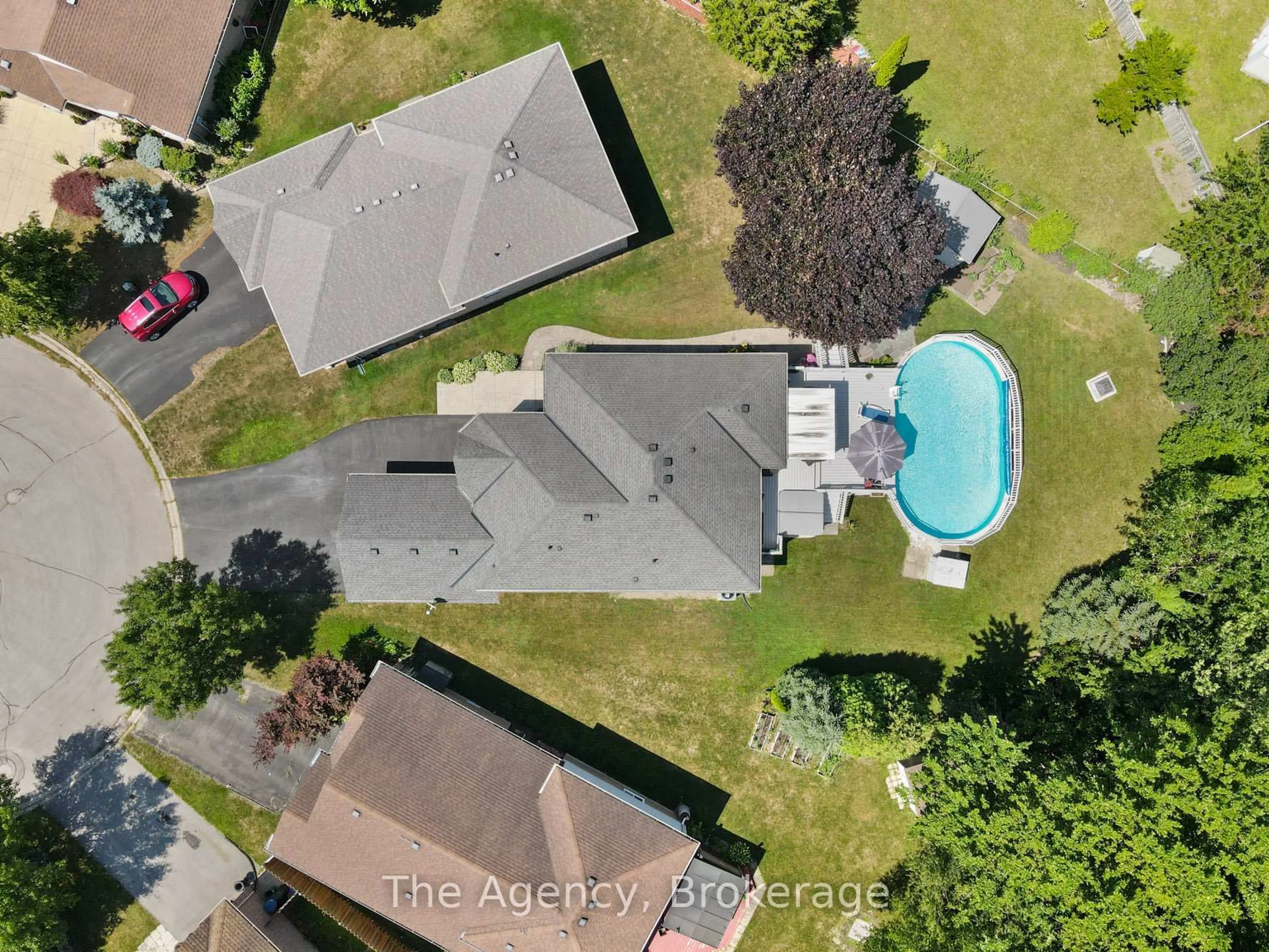 A pic from outside/outdoor area/front of a property/back of a property/a pic from drone, unknown for 70 Jefferson Crt, Welland Ontario L3C 7G4