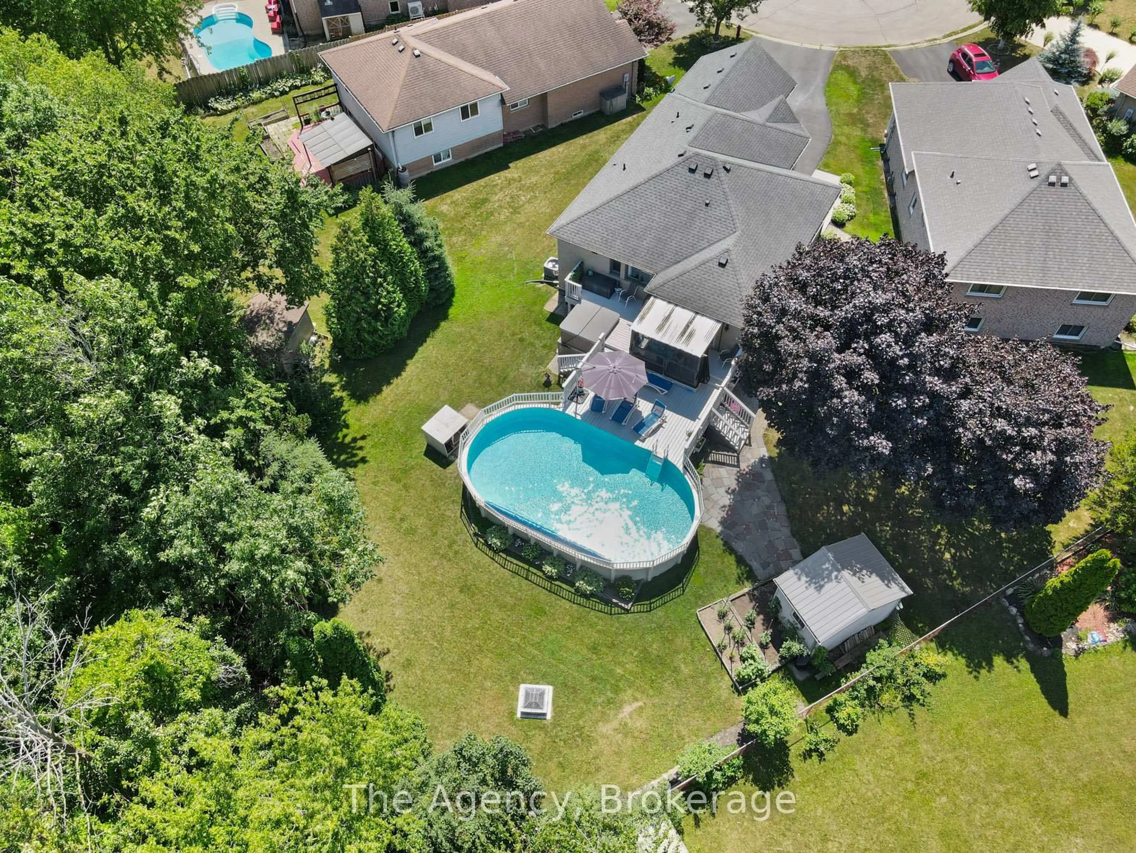 A pic from outside/outdoor area/front of a property/back of a property/a pic from drone, water/lake/river/ocean view for 70 Jefferson Crt, Welland Ontario L3C 7G4