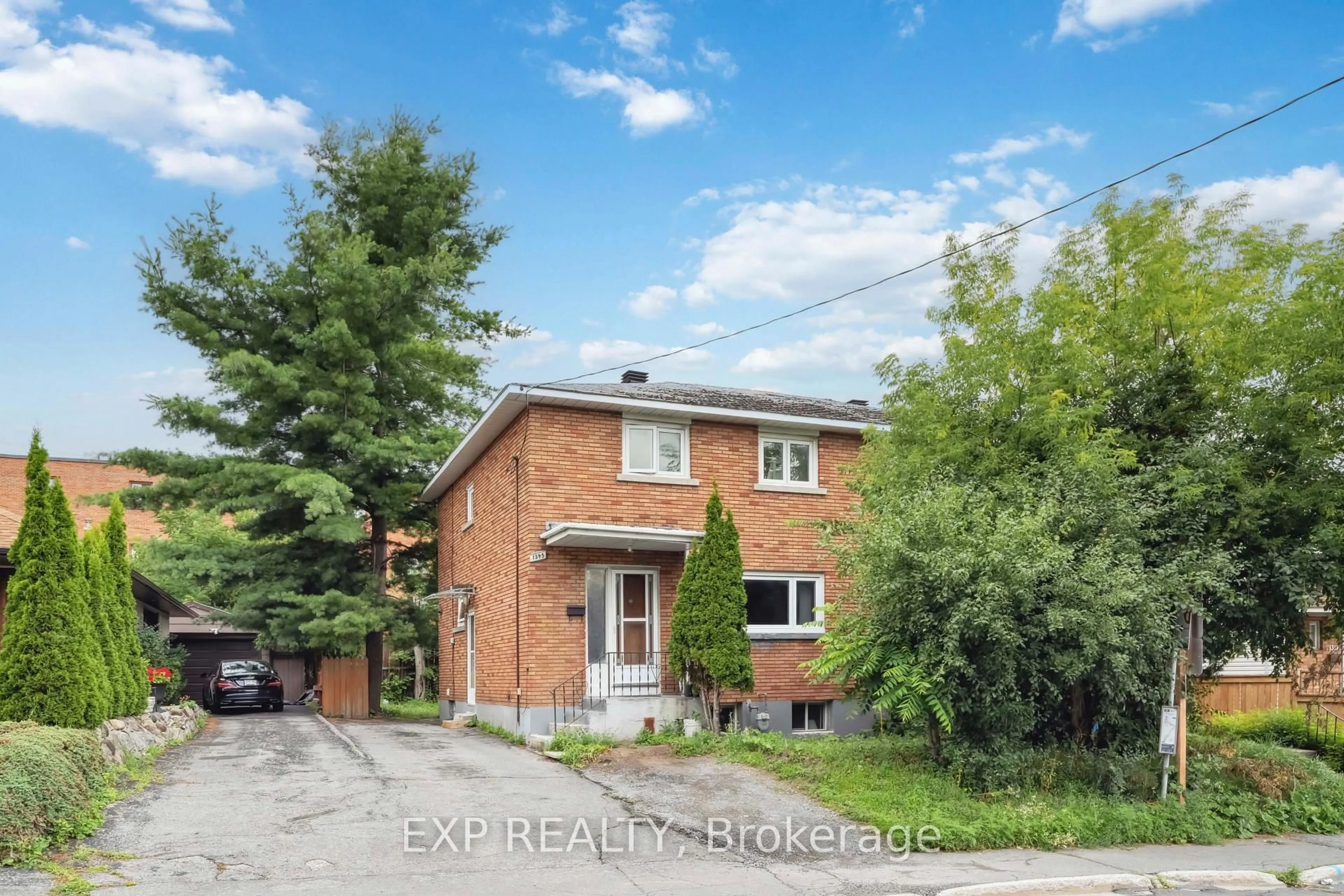 Home with brick exterior material, street for 1395 Caldwell Ave, Ottawa Ontario K1Z 8L3