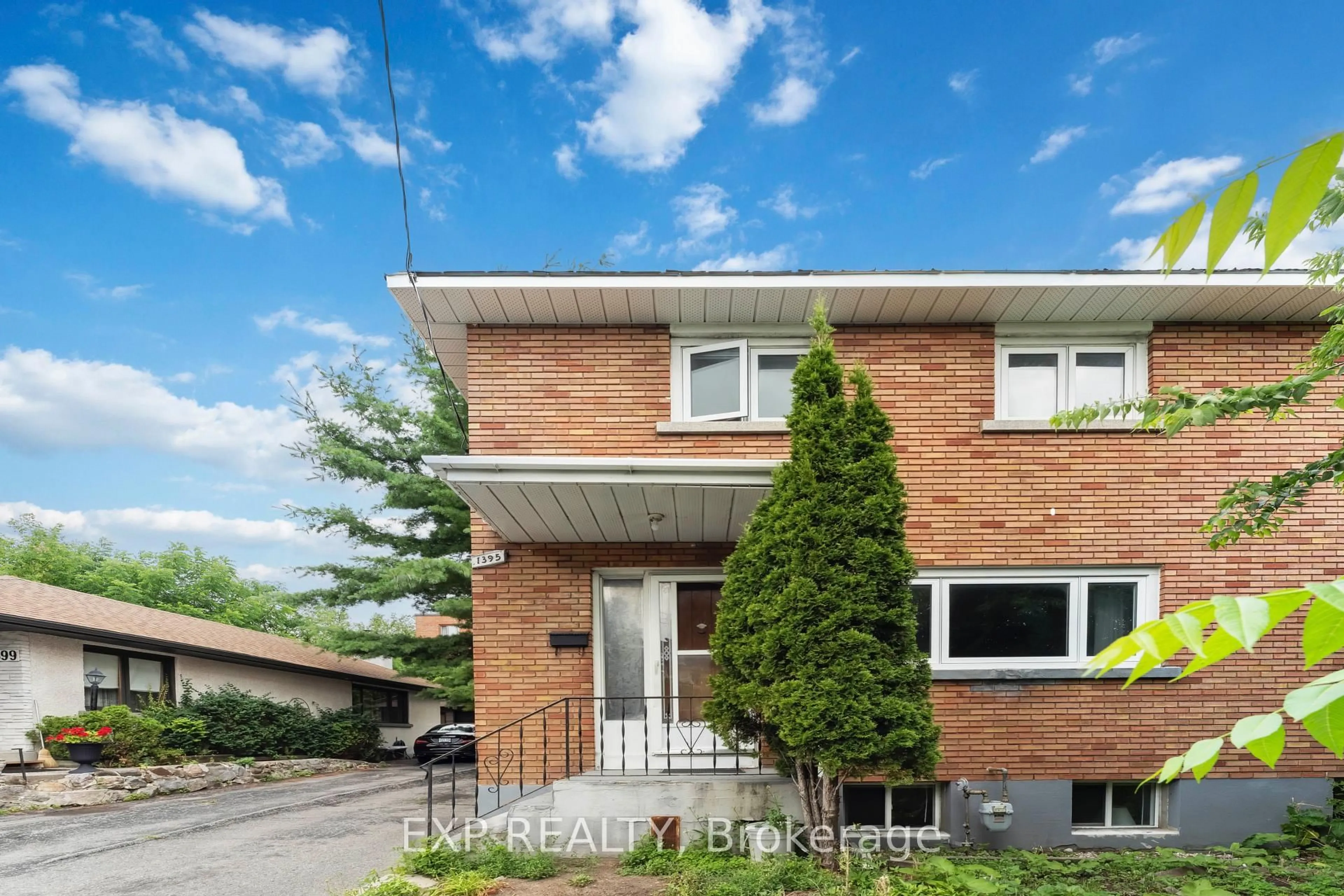 Home with brick exterior material, street for 1395 Caldwell Ave, Ottawa Ontario K1Z 8L3