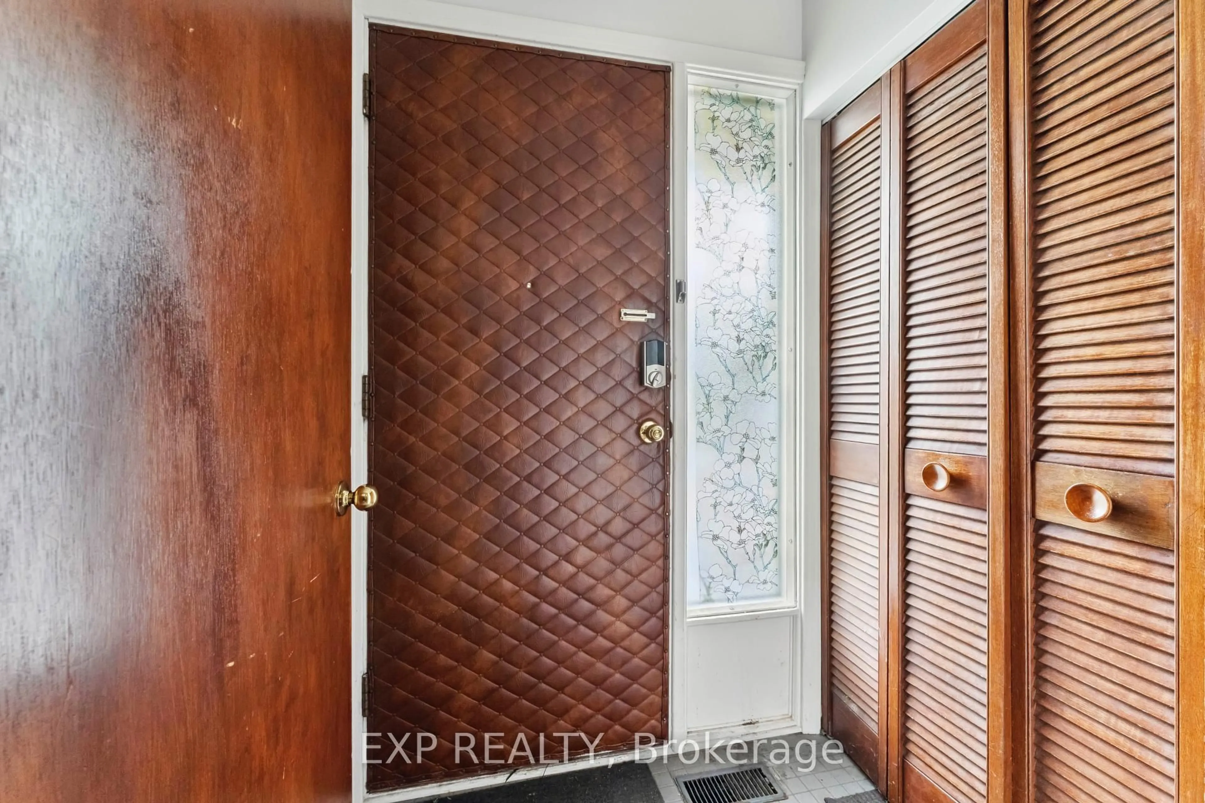 Indoor entryway for 1395 Caldwell Ave, Ottawa Ontario K1Z 8L3