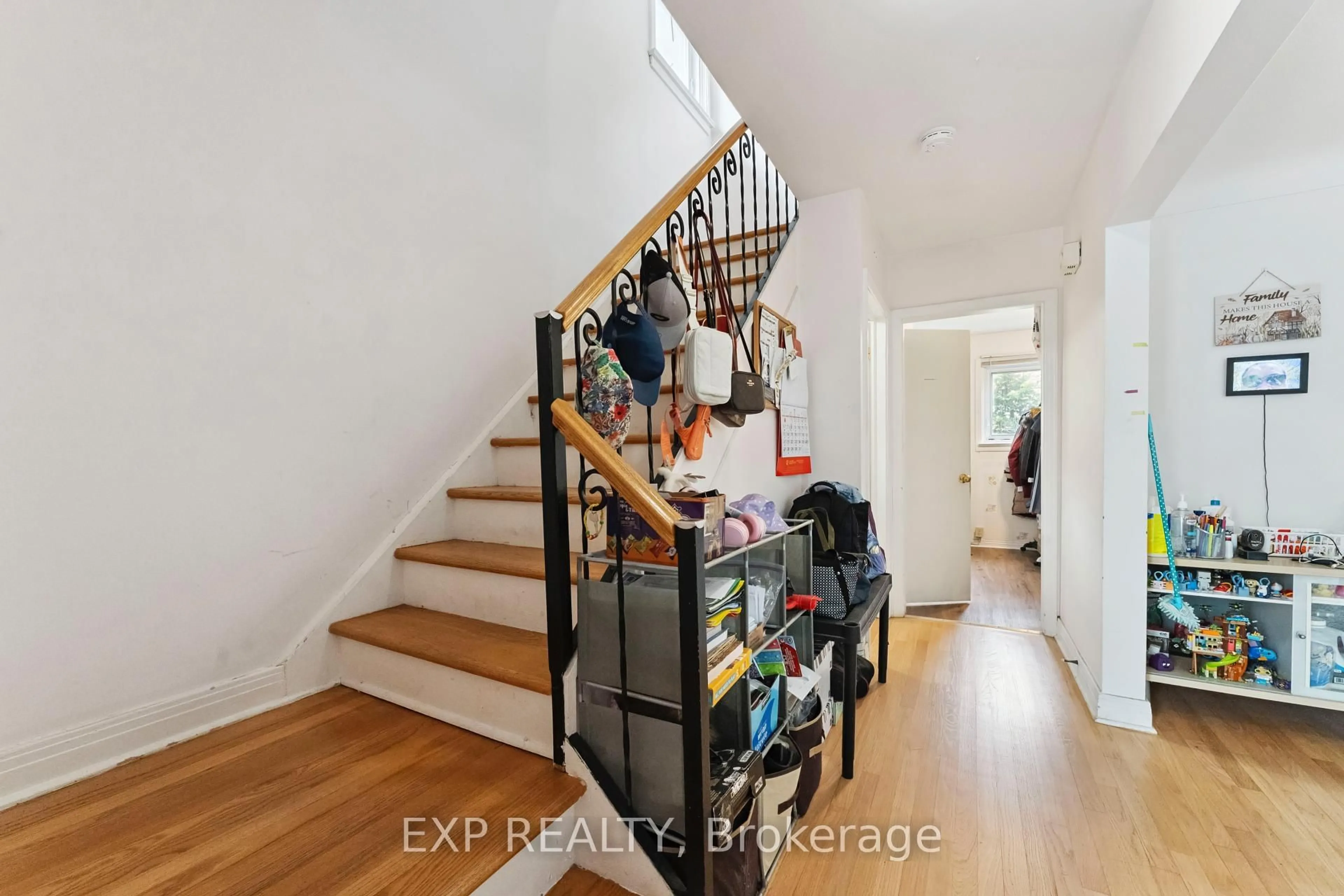 Indoor entryway for 1395 Caldwell Ave, Ottawa Ontario K1Z 8L3