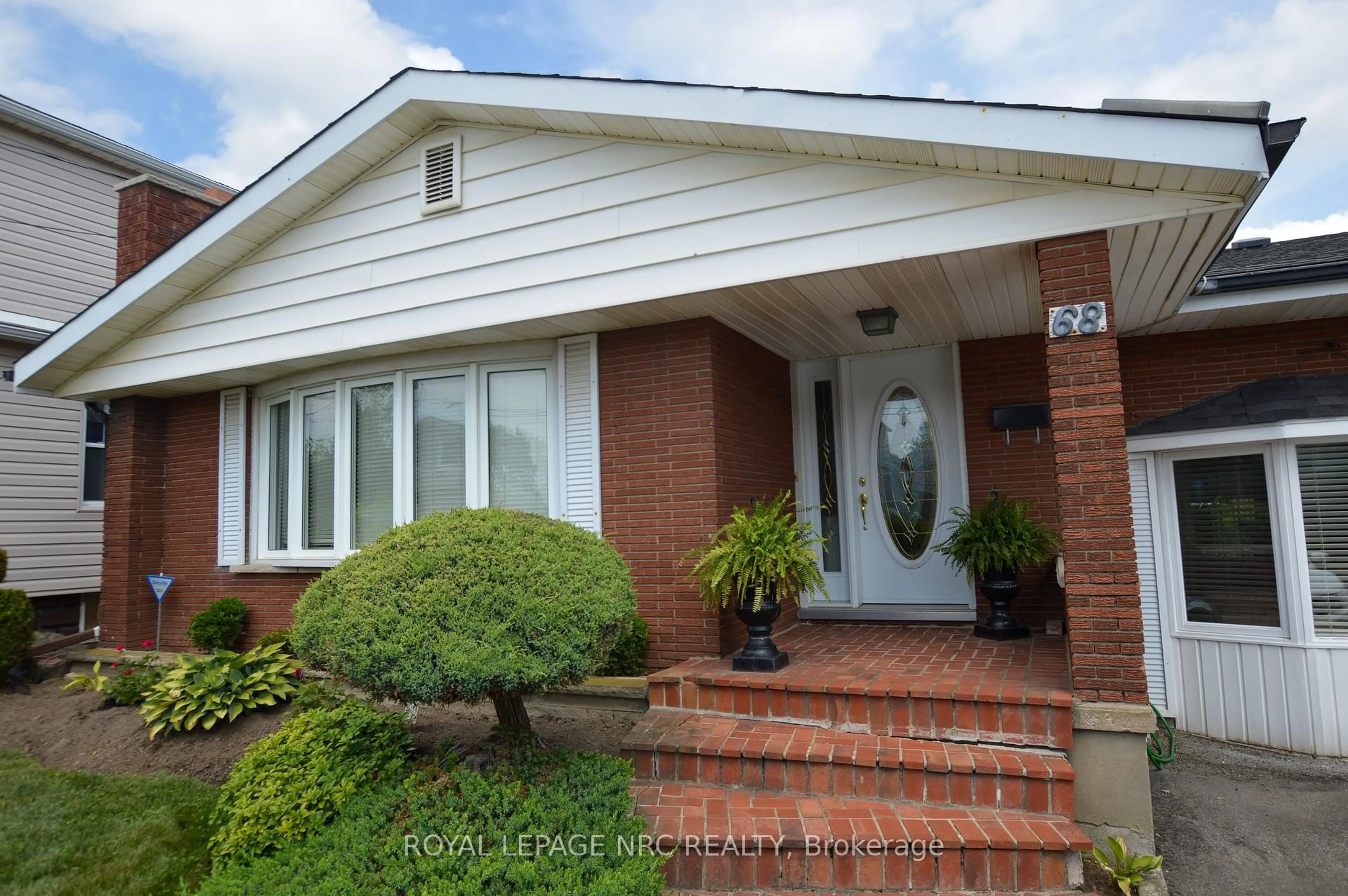 Home with brick exterior material, street for 68 Pine St, Thorold Ontario L2V 3L4