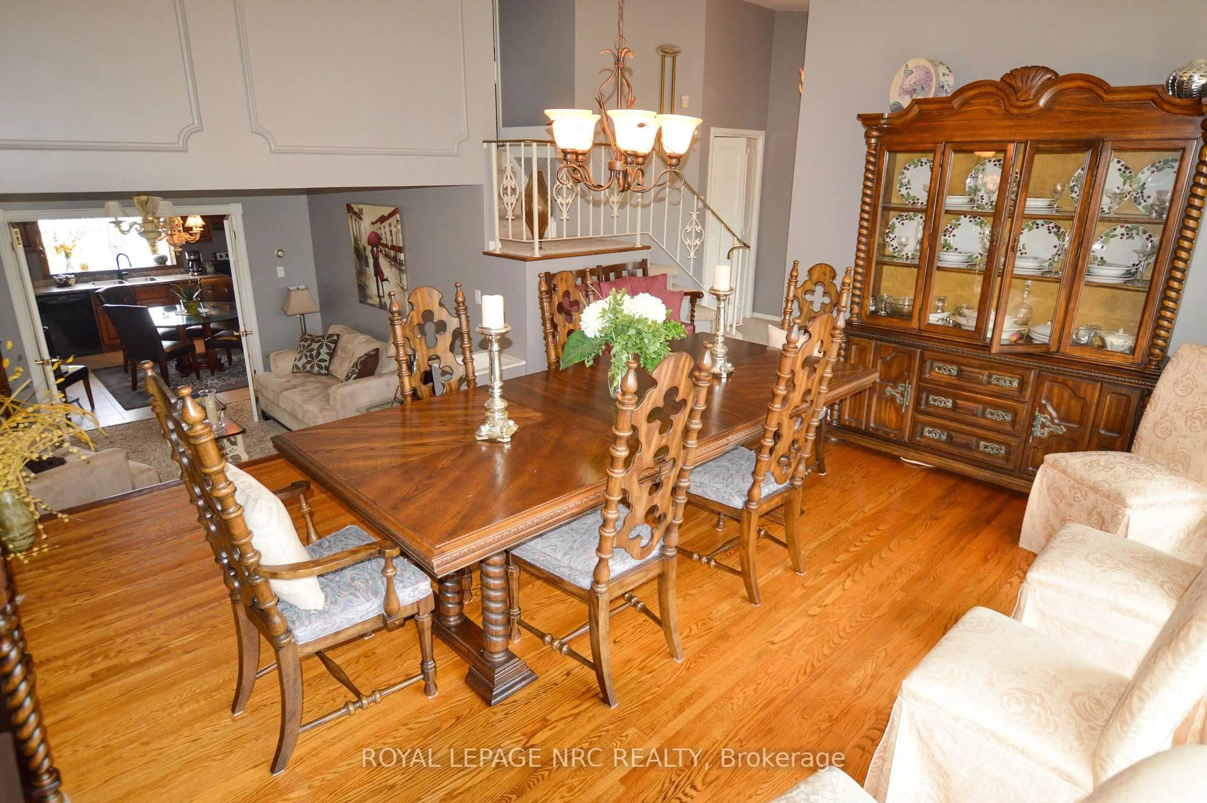 Dining room, wood/laminate floor for 68 Pine St, Thorold Ontario L2V 3L4