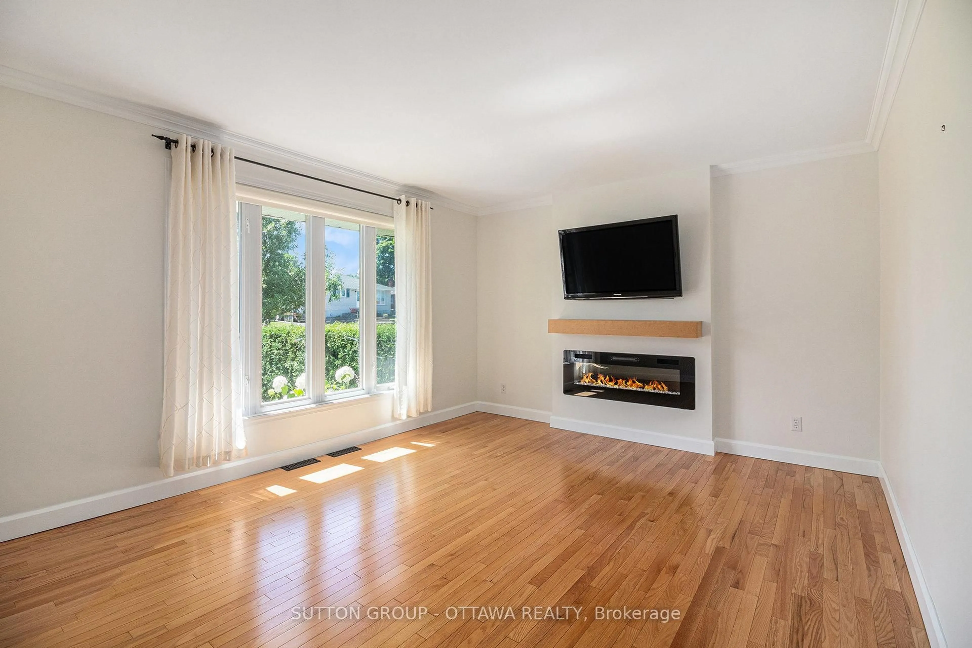 Living room with furniture, wood/laminate floor for 826 Cartier Blvd, Hawkesbury Ontario K6A 1W7