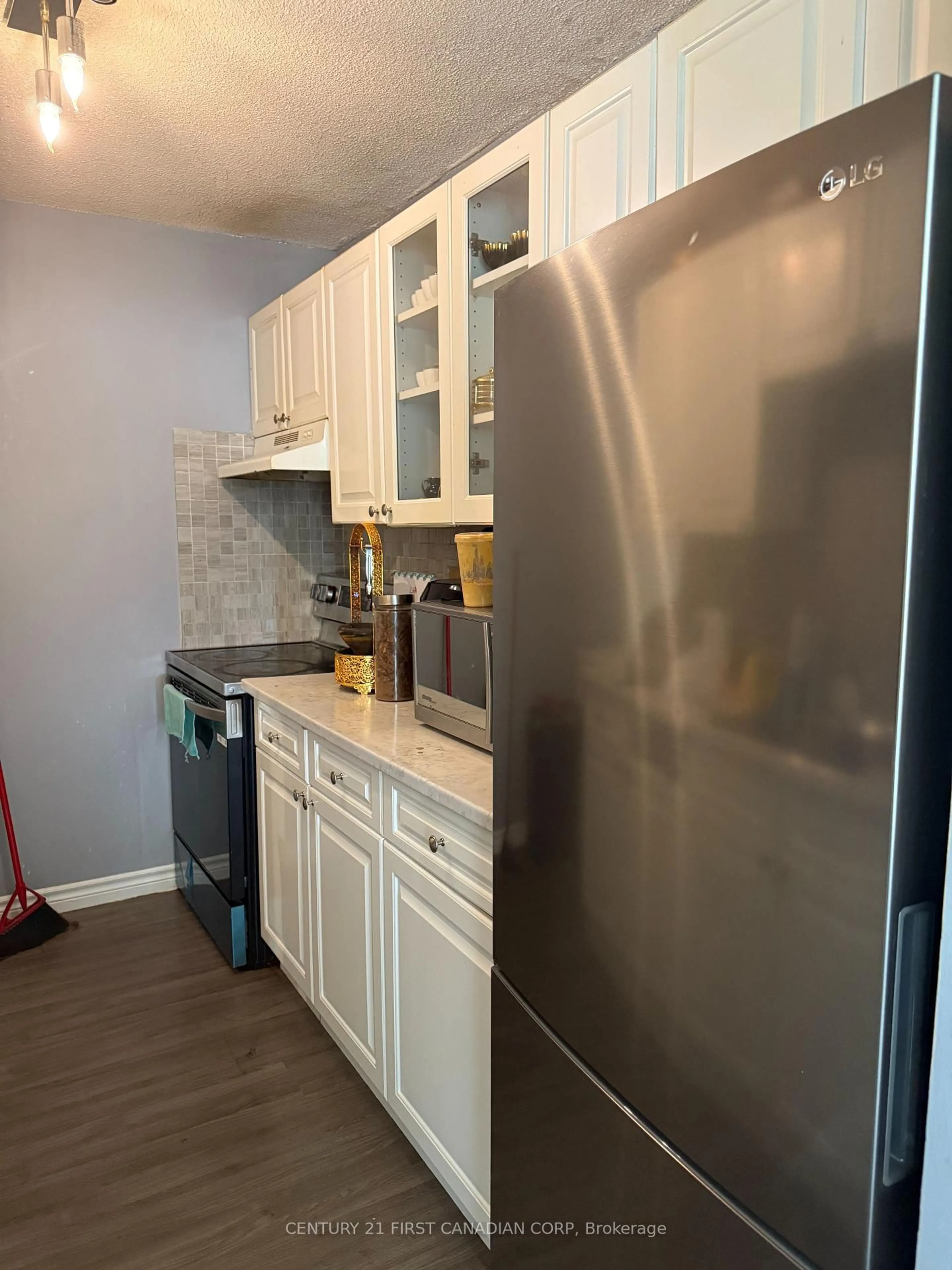 Standard kitchen, unknown for 1103 Jalna Blvd #1002, London South Ontario N6E 2W8