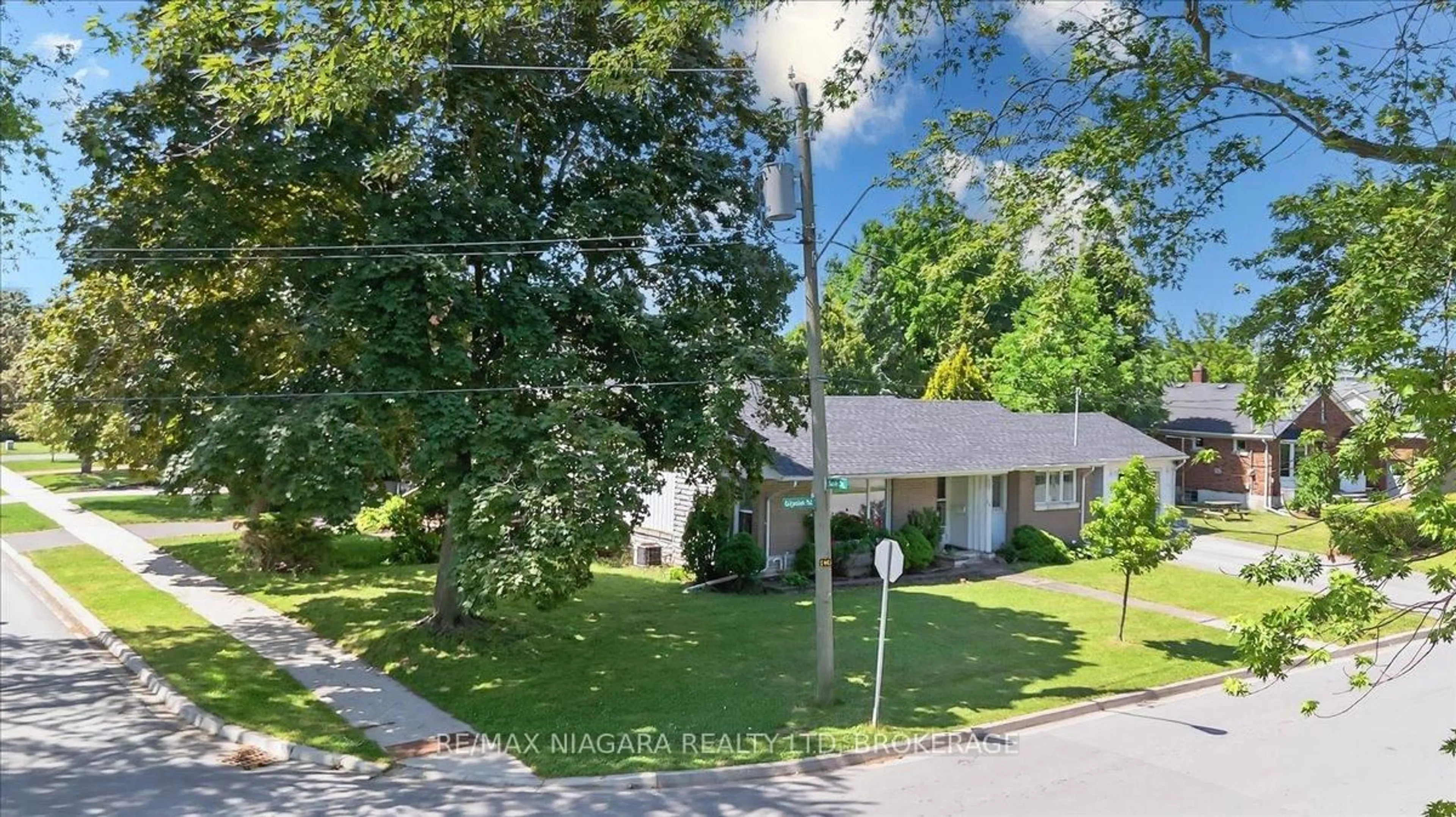 A pic from outside/outdoor area/front of a property/back of a property/a pic from drone, street for 10 Edgedale Rd, St. Catharines Ontario L2R 3V6