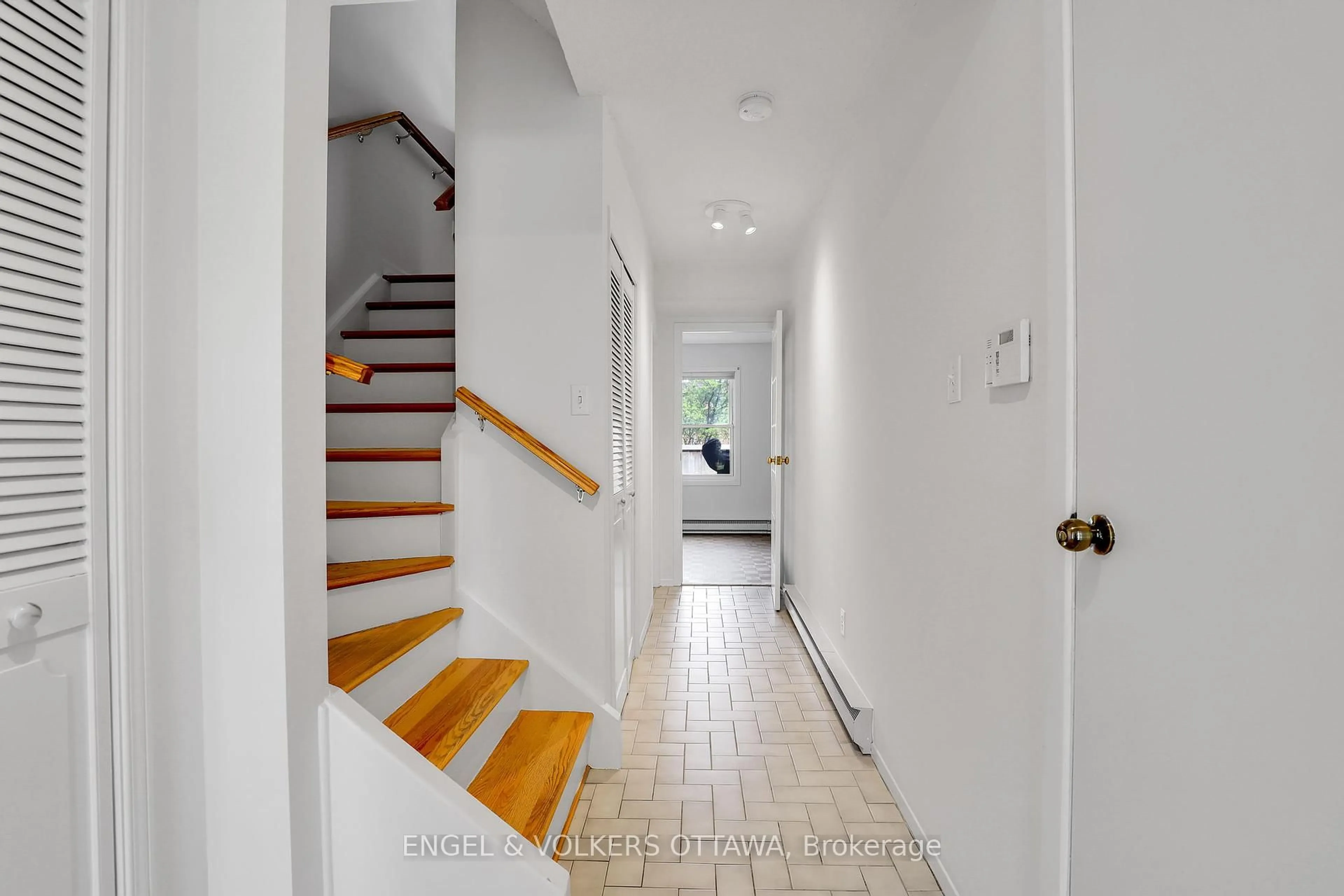 Indoor entryway for 1089 Borden Side Rd, Ottawa Ontario K2C 3P3