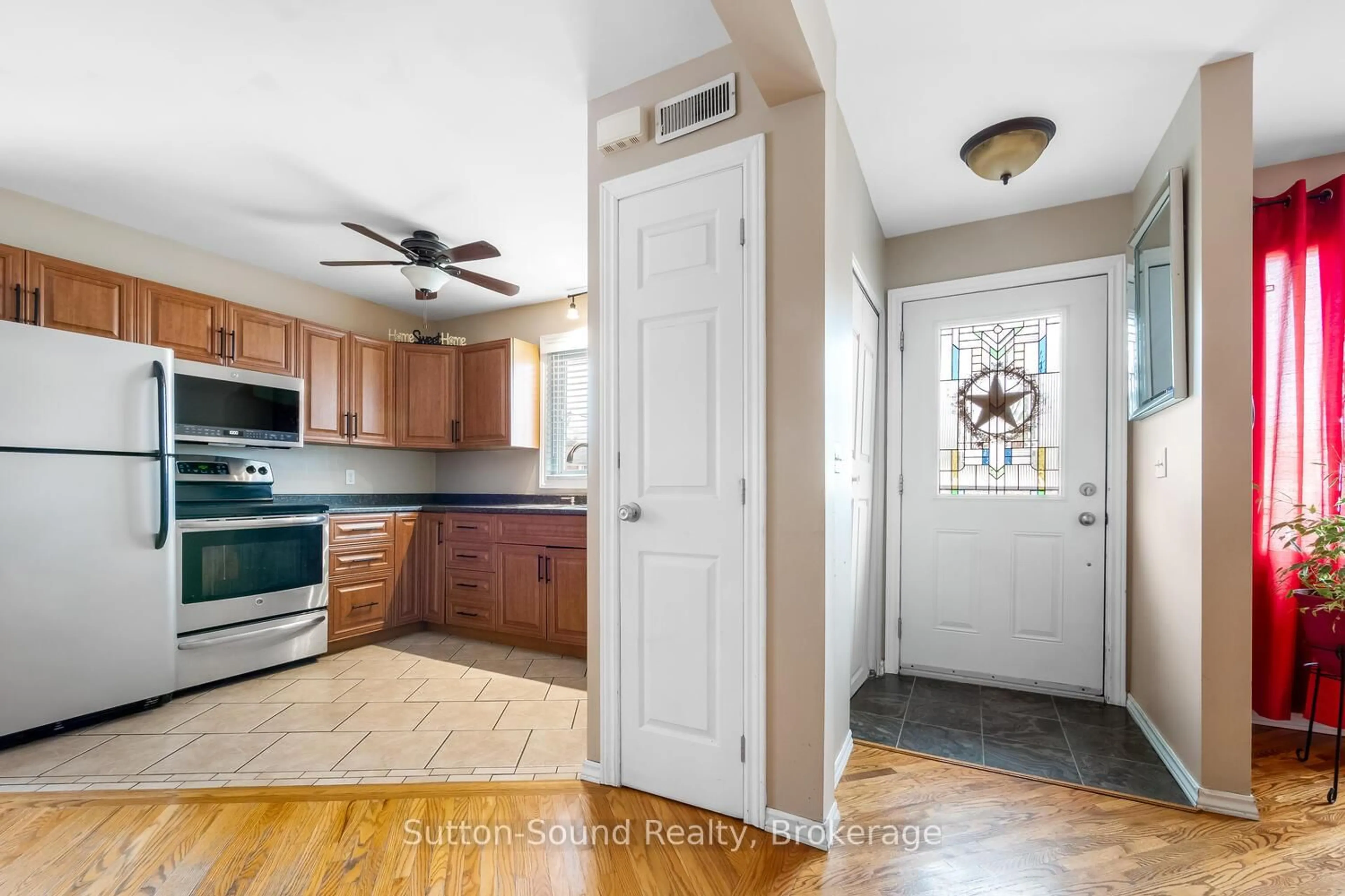 Standard kitchen, ceramic/tile floor for 2041 8th Ave, Owen Sound Ontario N4K 3C5