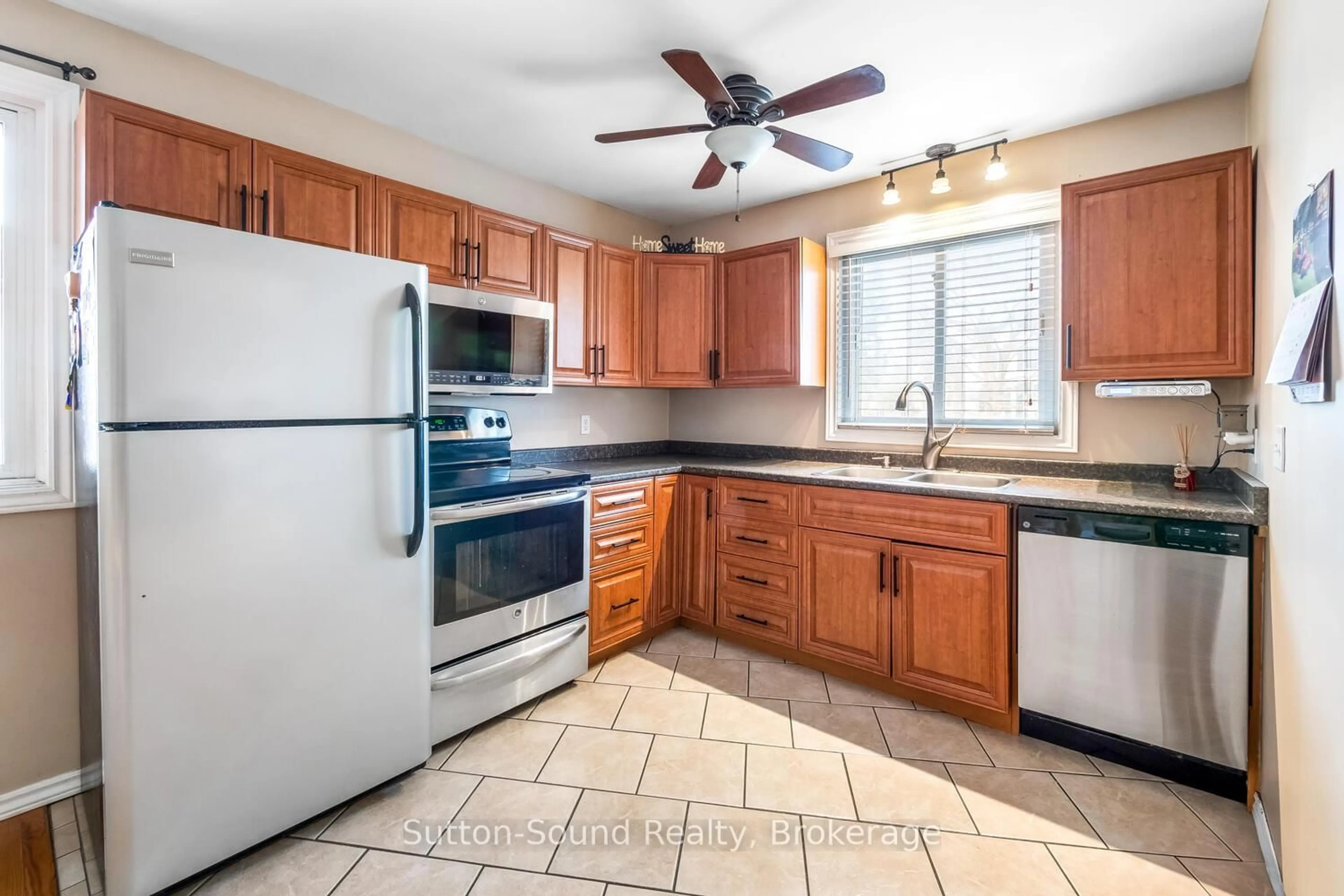 Standard kitchen, ceramic/tile floor for 2041 8th Ave, Owen Sound Ontario N4K 3C5
