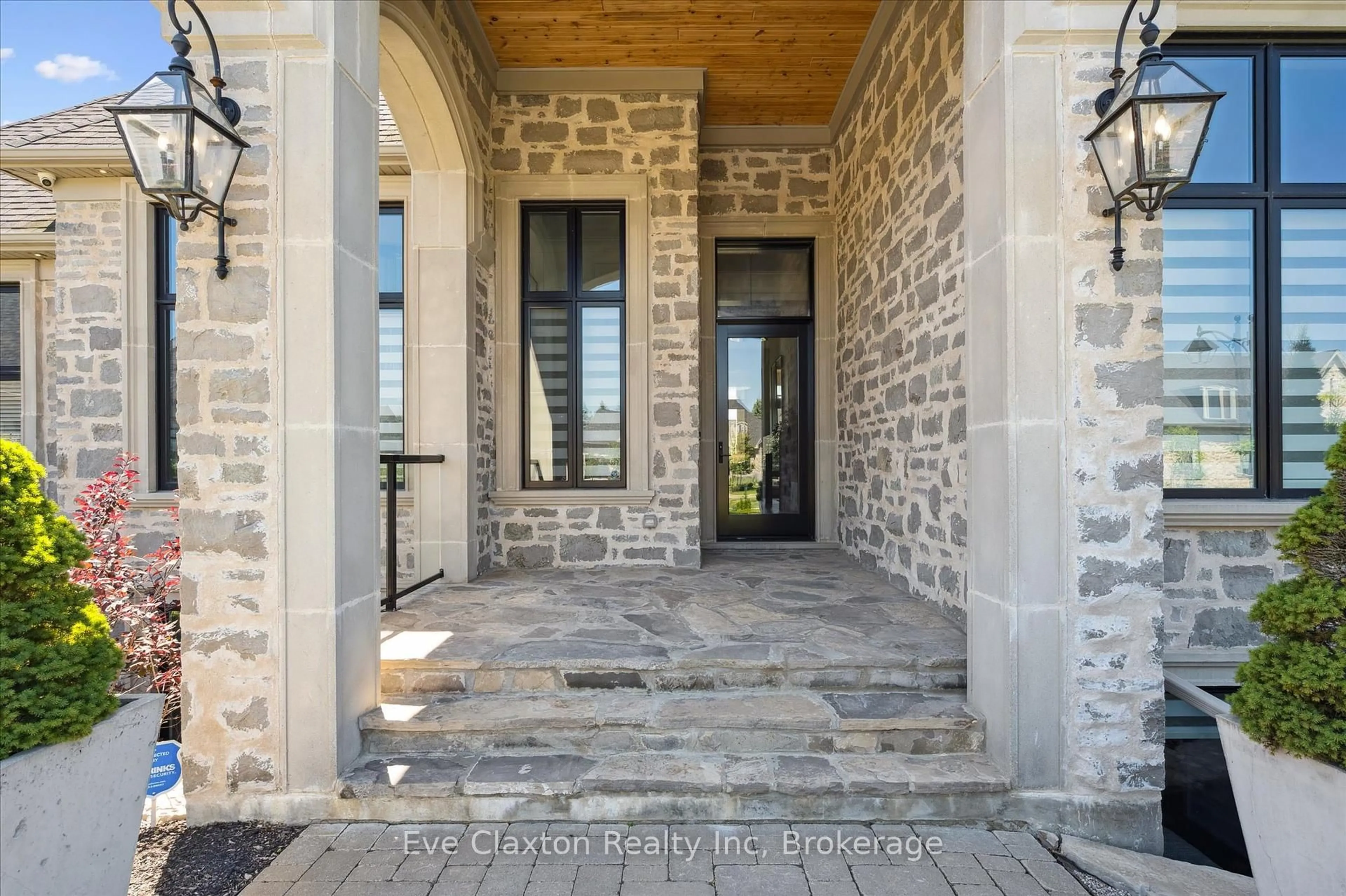 Indoor entryway for 31 REID Crt, Puslinch Ontario N0B 2J0