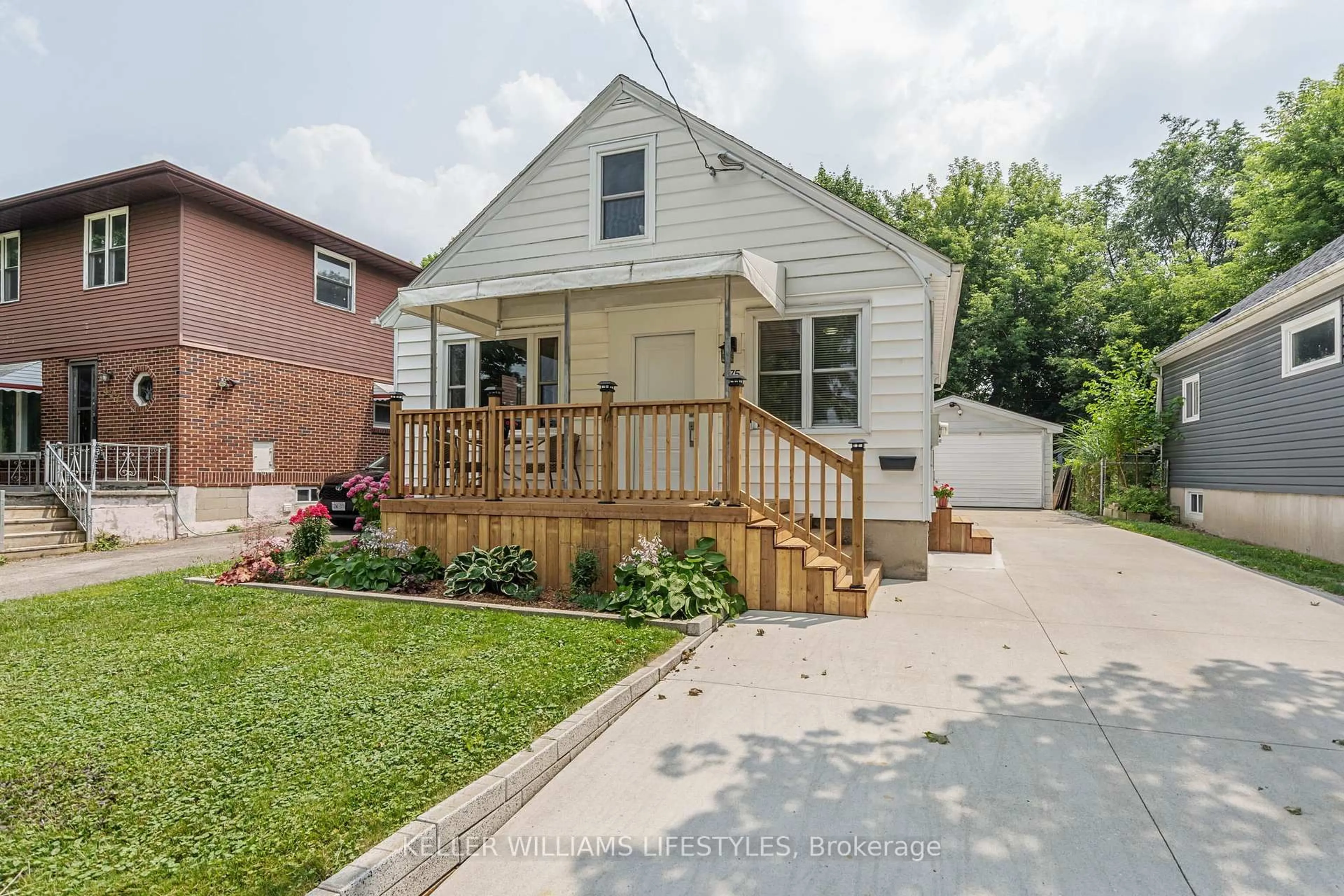 A pic from outside/outdoor area/front of a property/back of a property/a pic from drone, street for 475 Salisbury St, London East Ontario N5Y 3B4