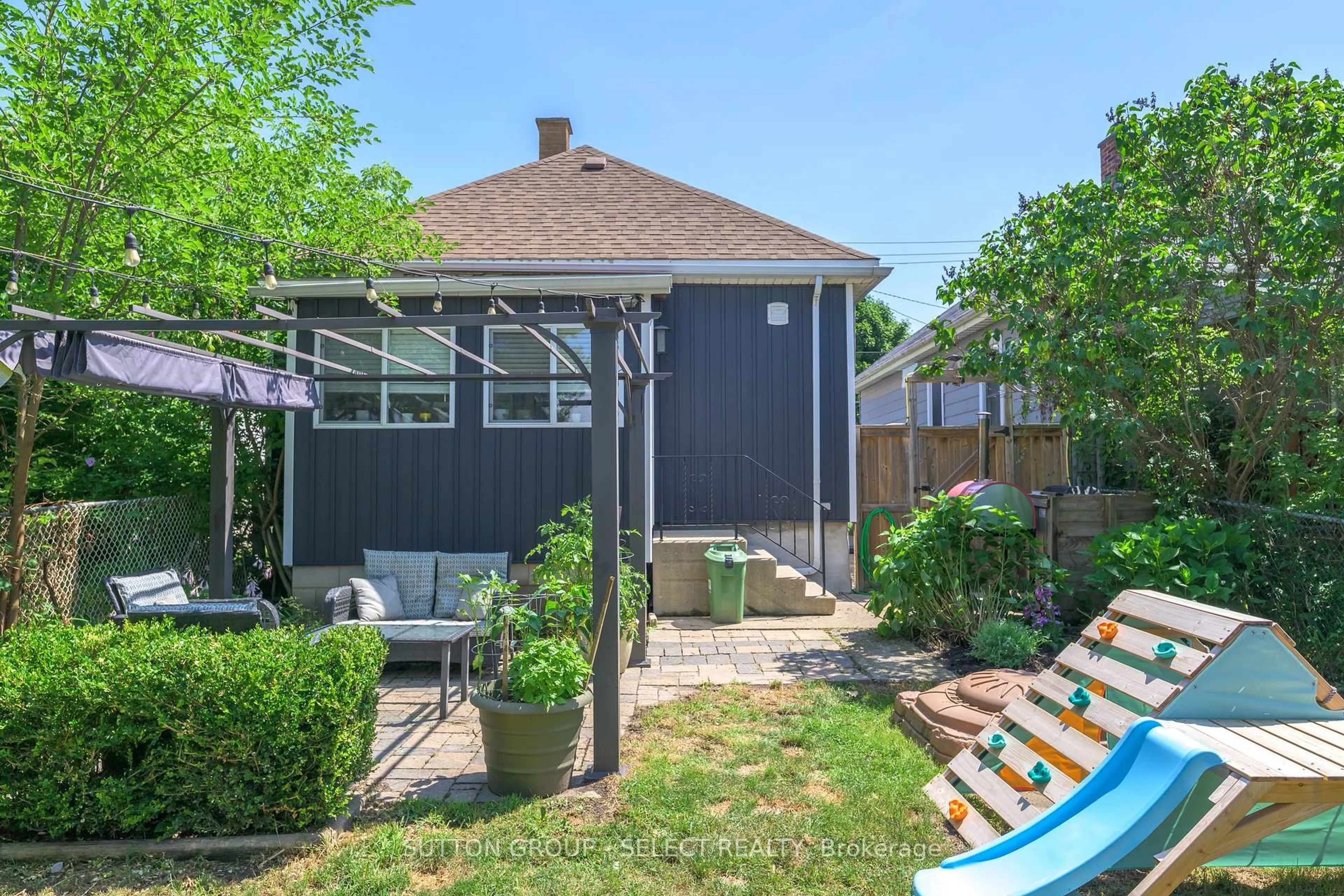 Patio, street for 319 Eleanor St, London East Ontario N5W 4C2