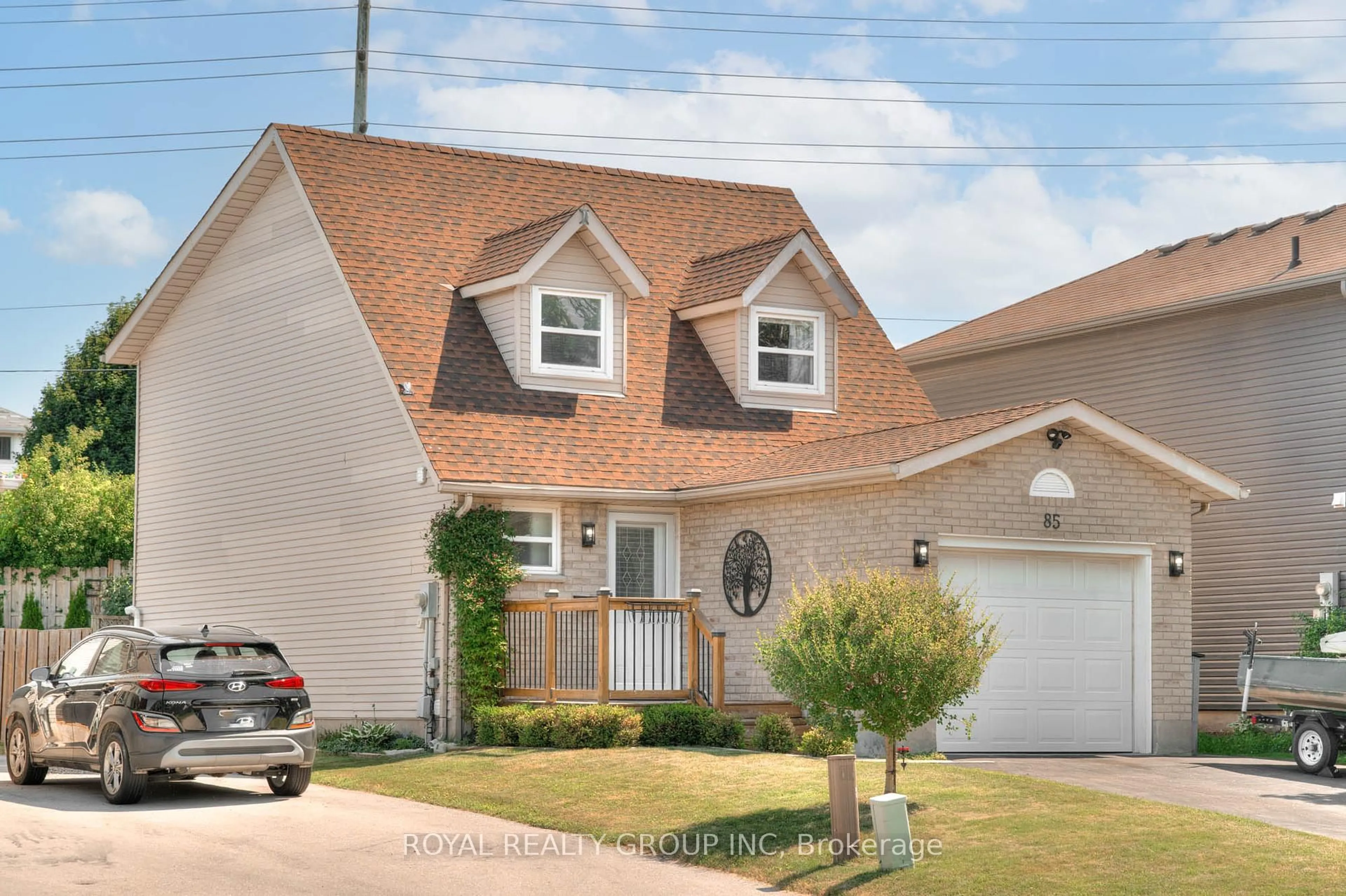 Home with vinyl exterior material, street for 85 Glenbrook Cres, Cambridge Ontario N1R 7Z2