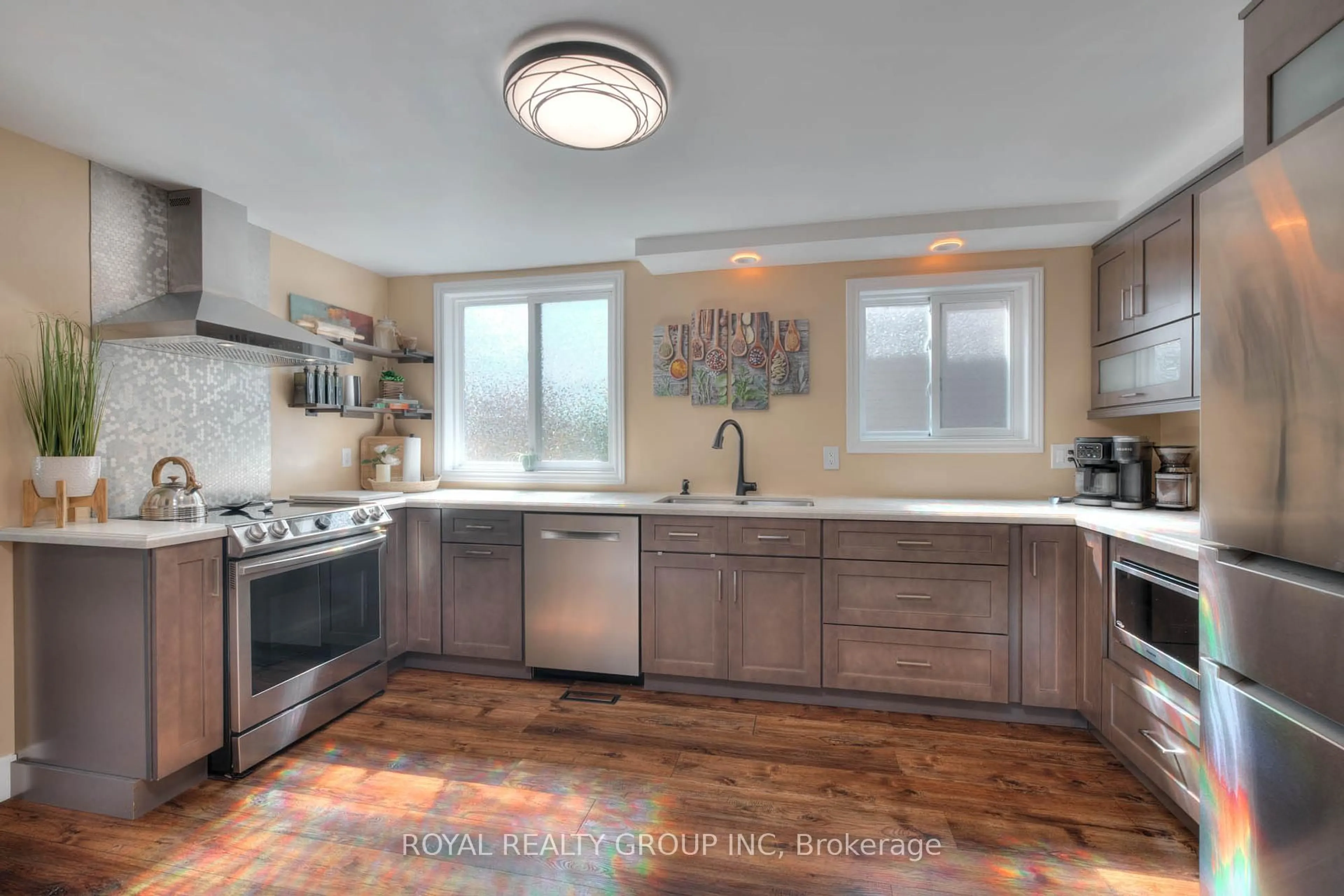 Open concept kitchen, ceramic/tile floor for 85 Glenbrook Cres, Cambridge Ontario N1R 7Z2