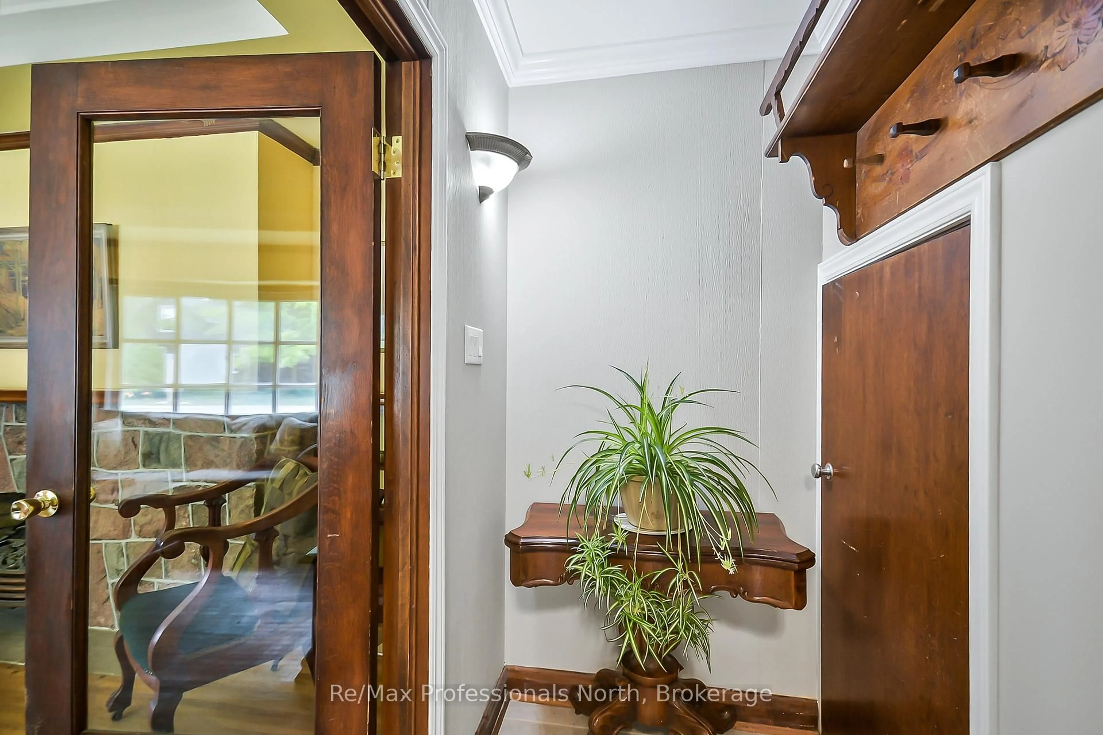 Indoor foyer for 175 Sarah St, Gravenhurst Ontario P1P 1H7