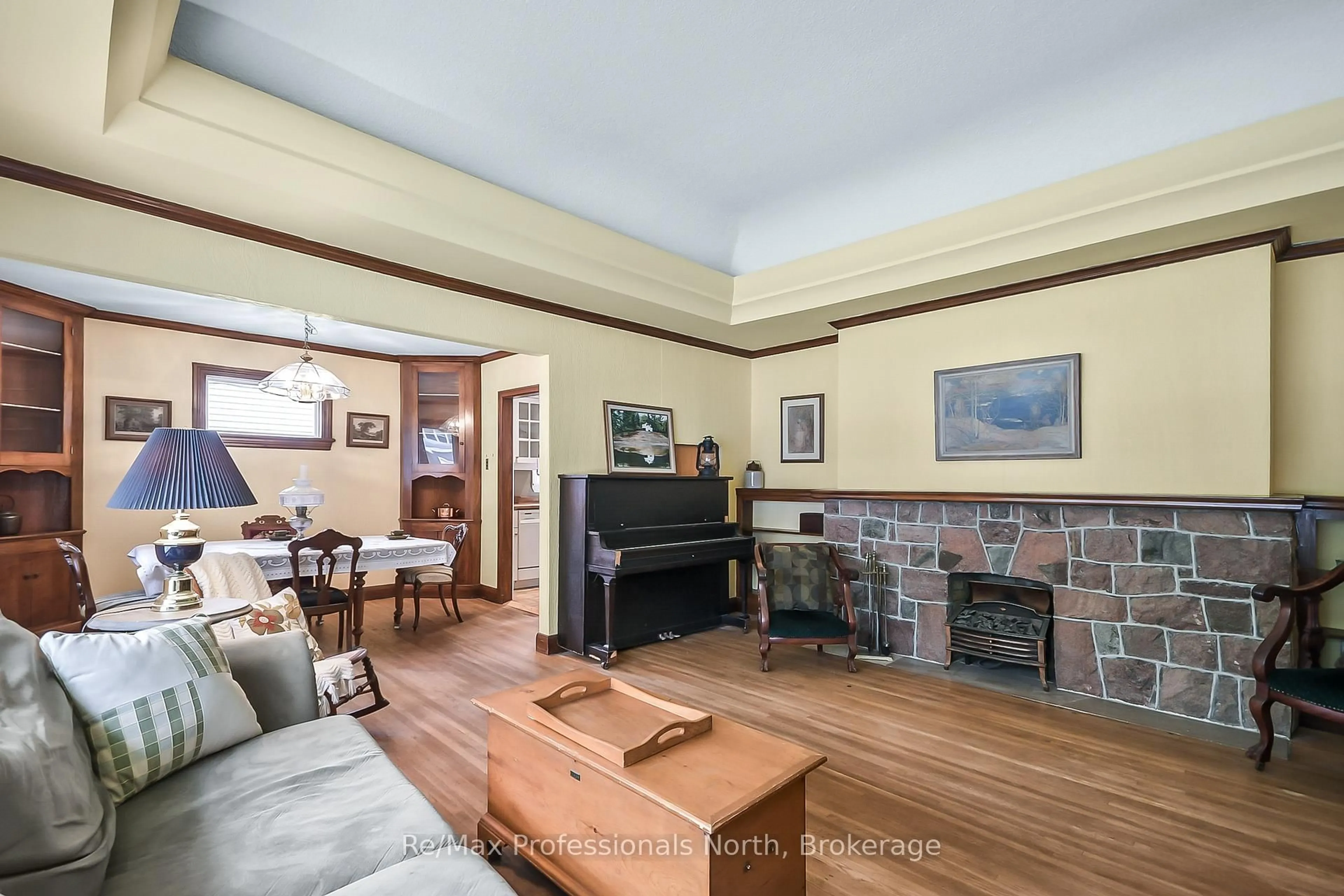 Living room with furniture, unknown for 175 Sarah St, Gravenhurst Ontario P1P 1H7