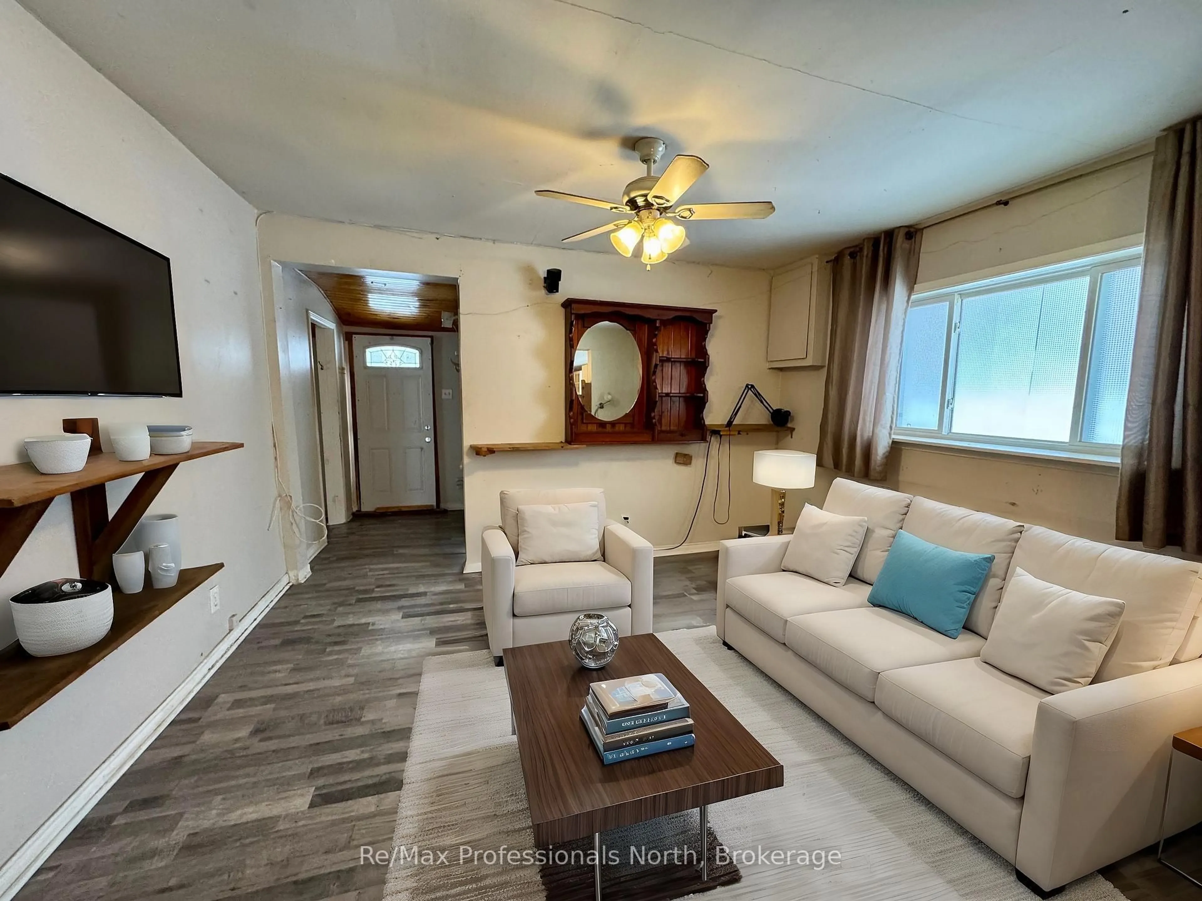 Living room with furniture, unknown for 360 MUSKOKA BEACH Rd, Gravenhurst Ontario P1P 1M6
