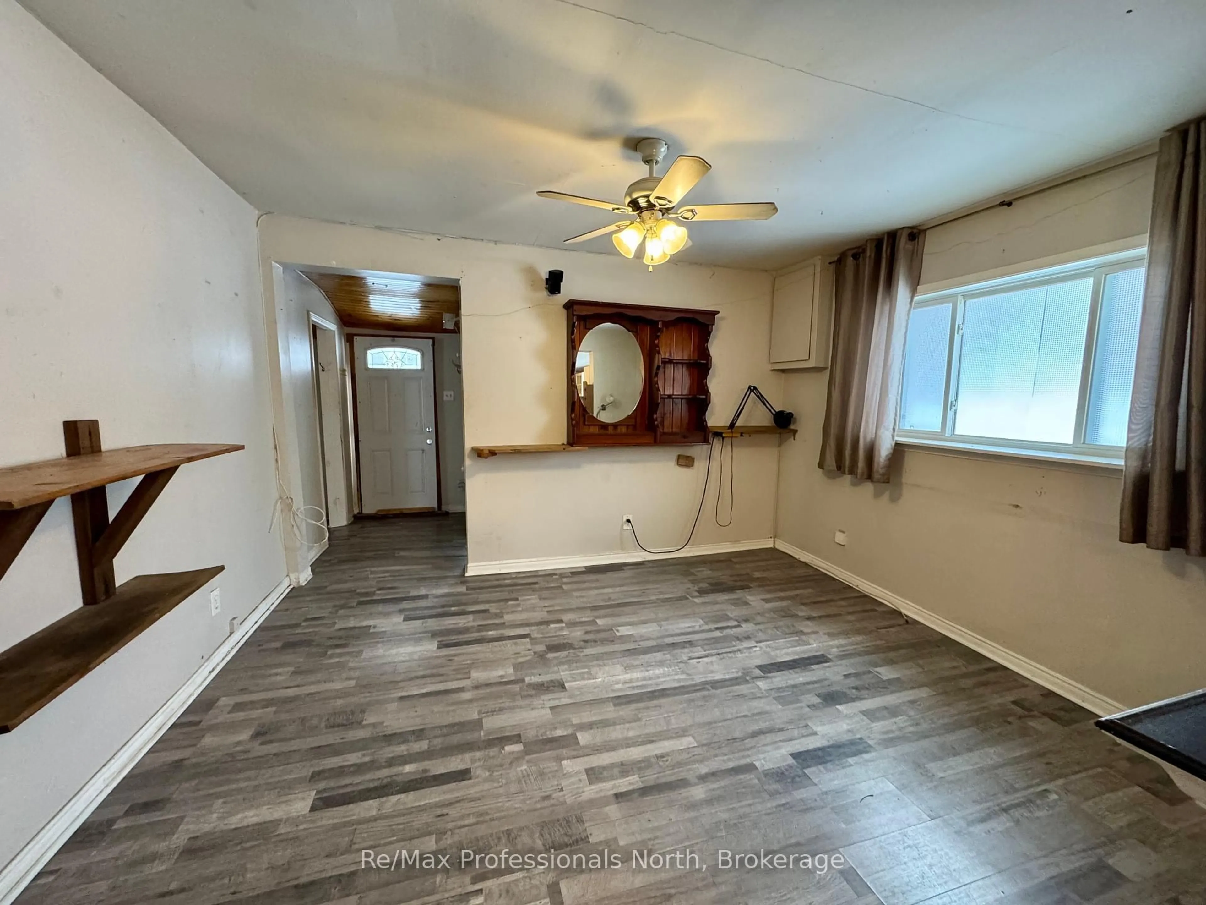 A pic of a room for 360 MUSKOKA BEACH Rd, Gravenhurst Ontario P1P 1M6