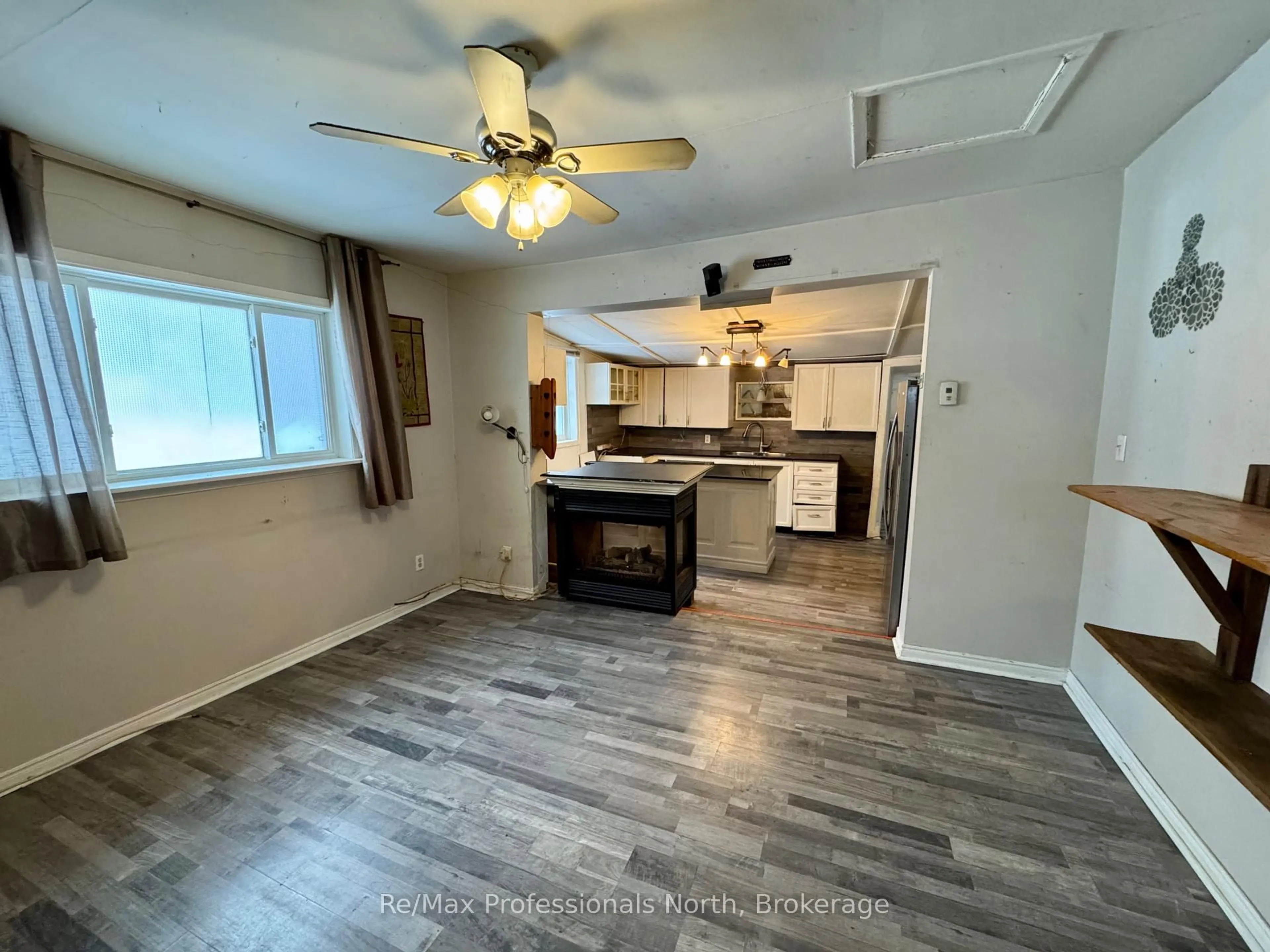 A pic of a room for 360 MUSKOKA BEACH Rd, Gravenhurst Ontario P1P 1M6