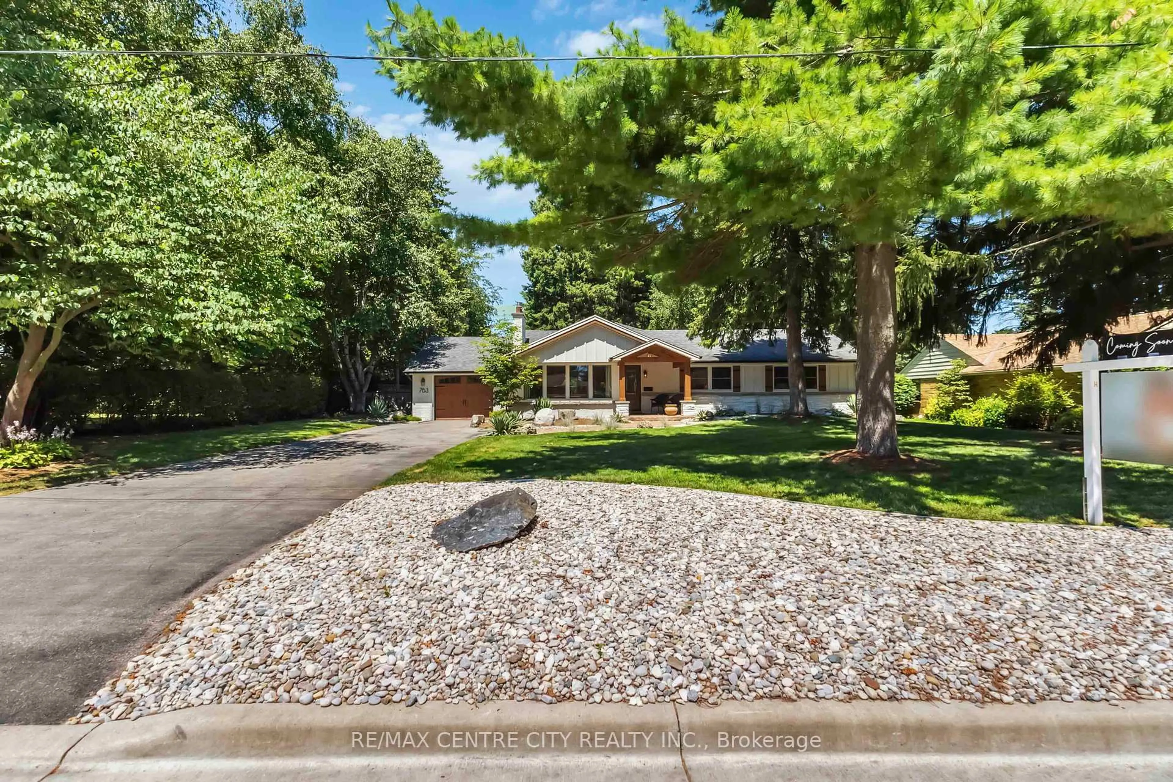 A pic from outside/outdoor area/front of a property/back of a property/a pic from drone, street for 763 Green Lane, London North Ontario N6H 2T9