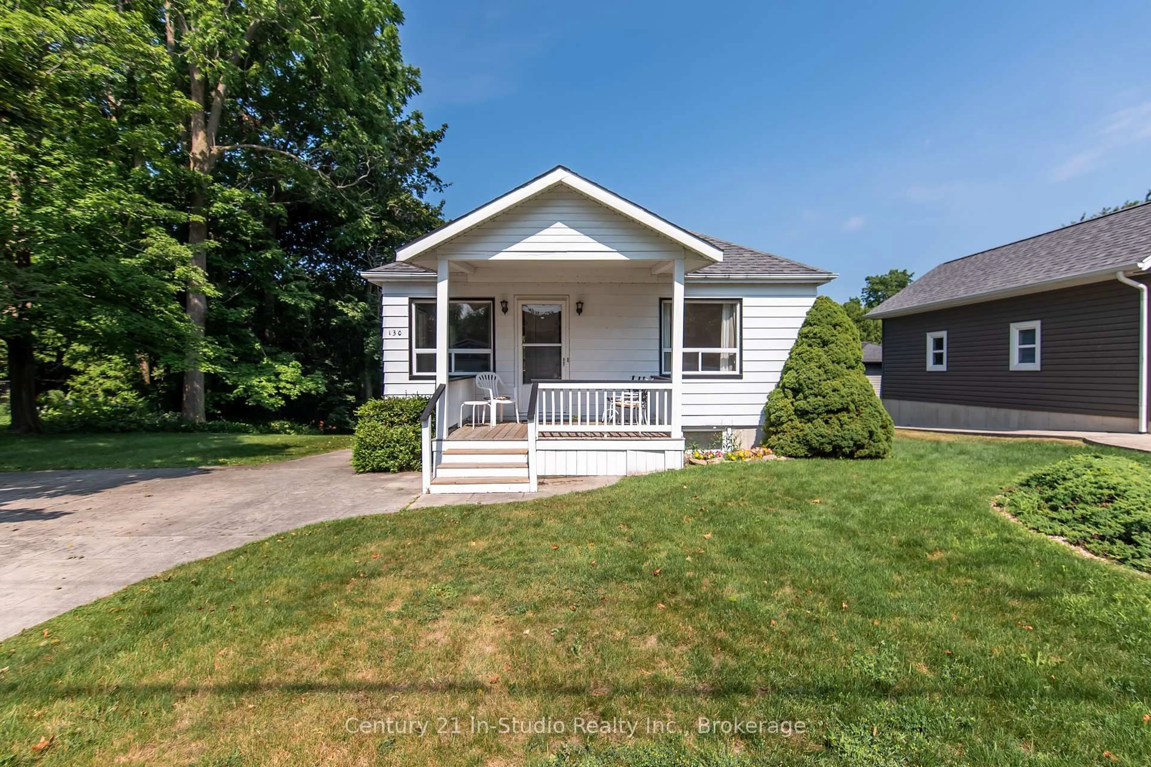 Home with vinyl exterior material, street for 130 Grey St, Saugeen Shores Ontario N0H 2L0