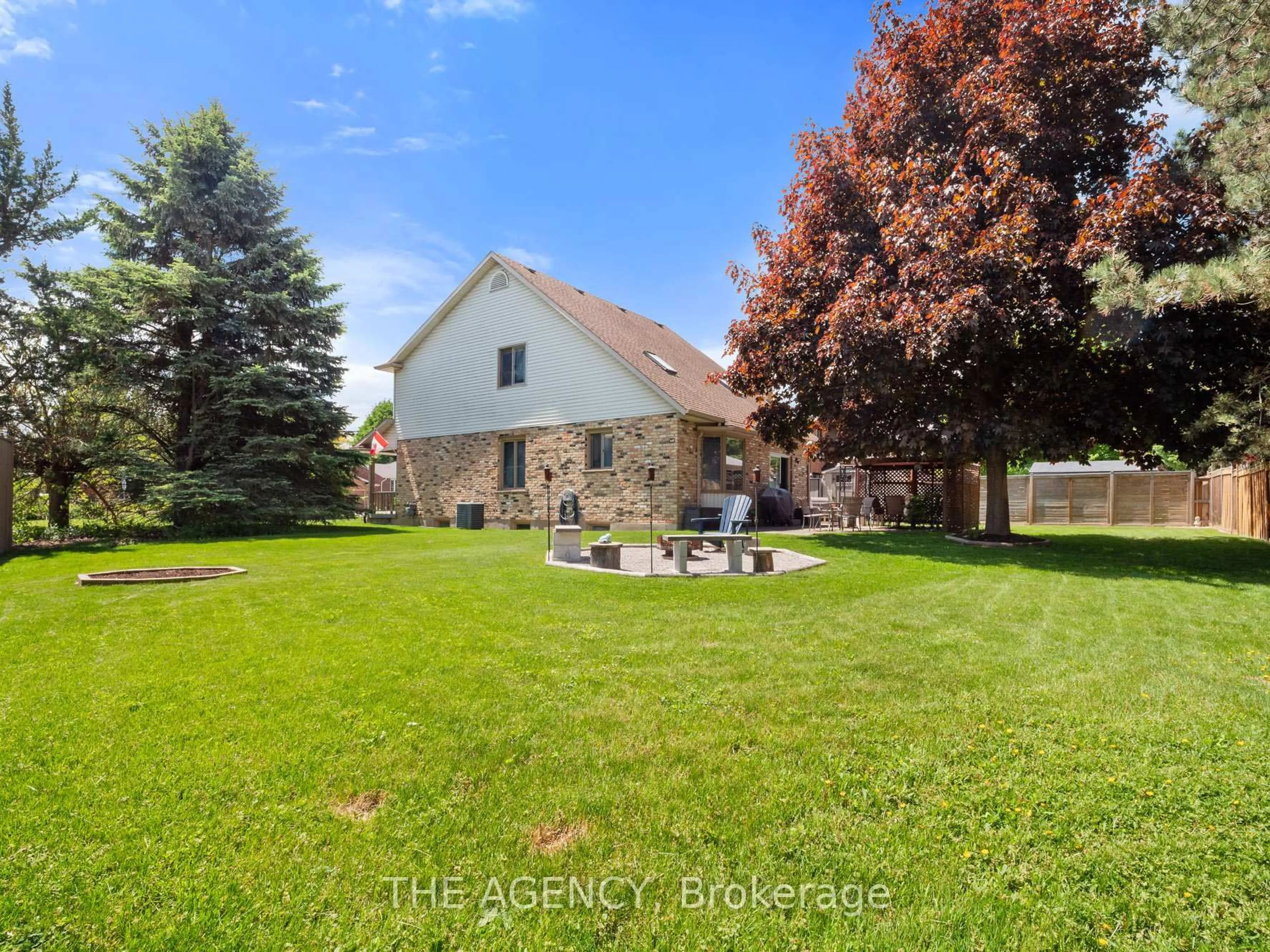 A pic from outside/outdoor area/front of a property/back of a property/a pic from drone, street for 106 Spruceside Cres, Pelham Ontario L0S 1E0