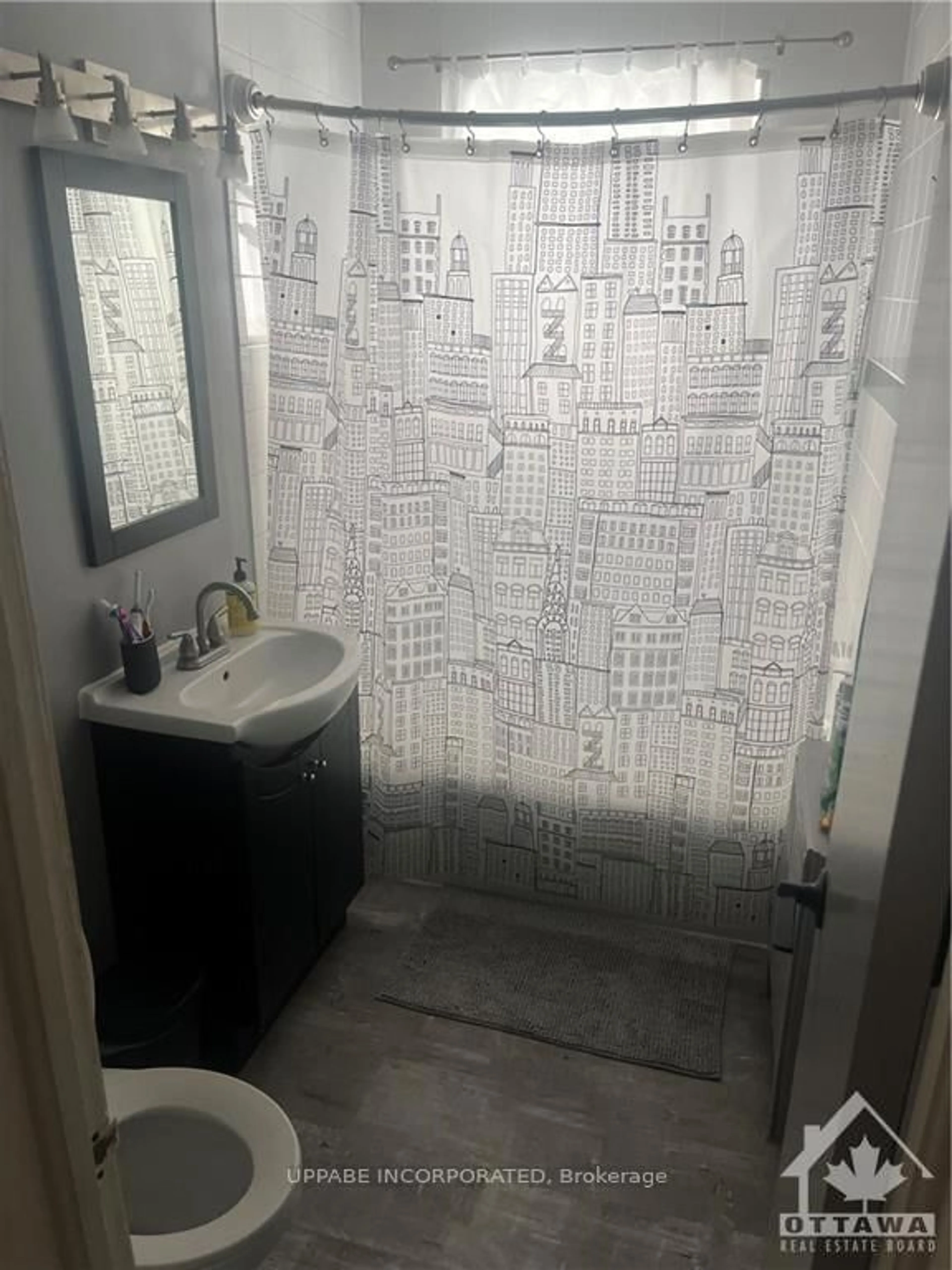Standard bathroom, ceramic/tile floor for 382 Brant St, Ottawa Ontario K1L 6V6