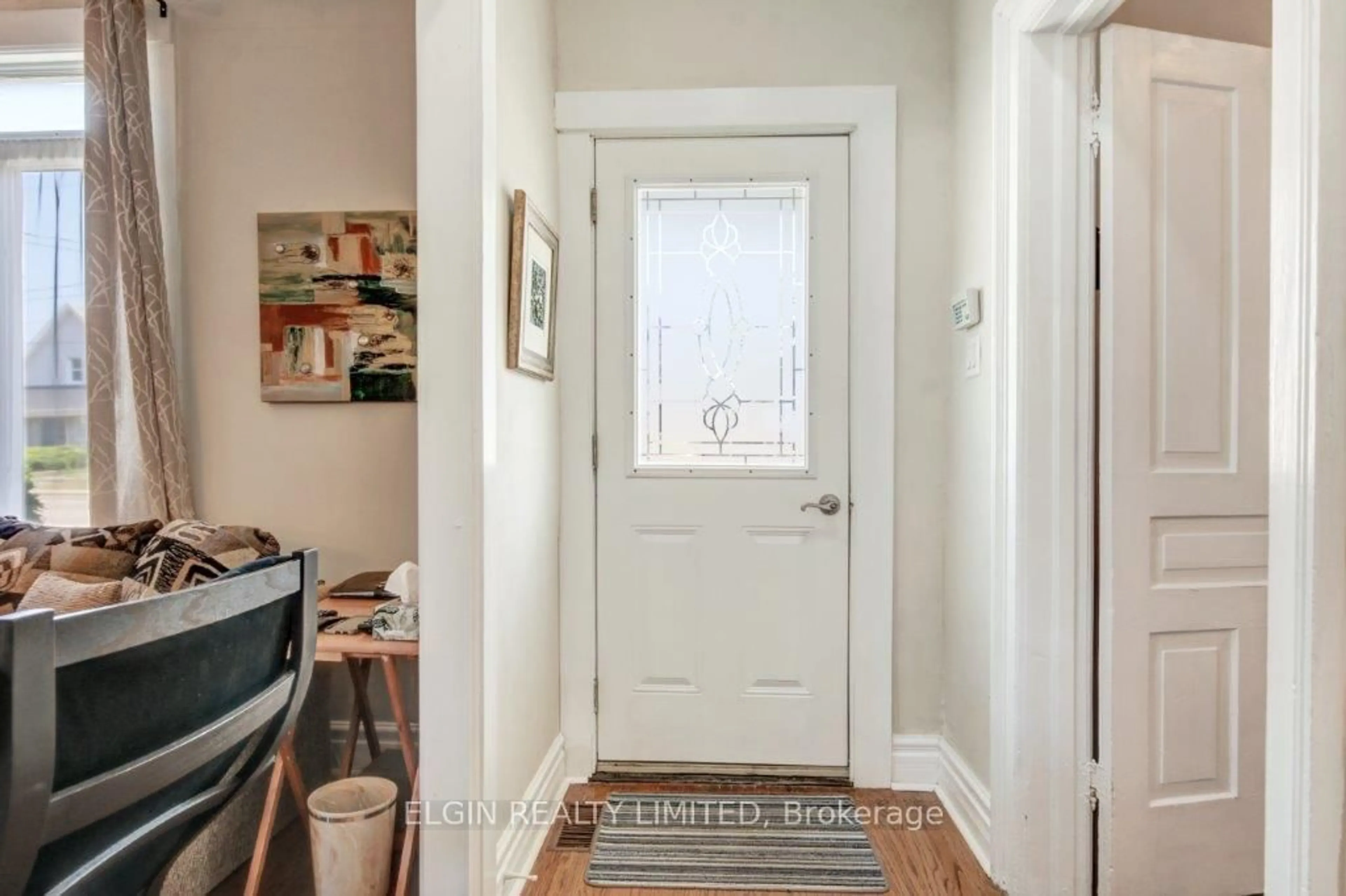 Indoor entryway for 176 Wellington St, St. Thomas Ontario N5R 2S1