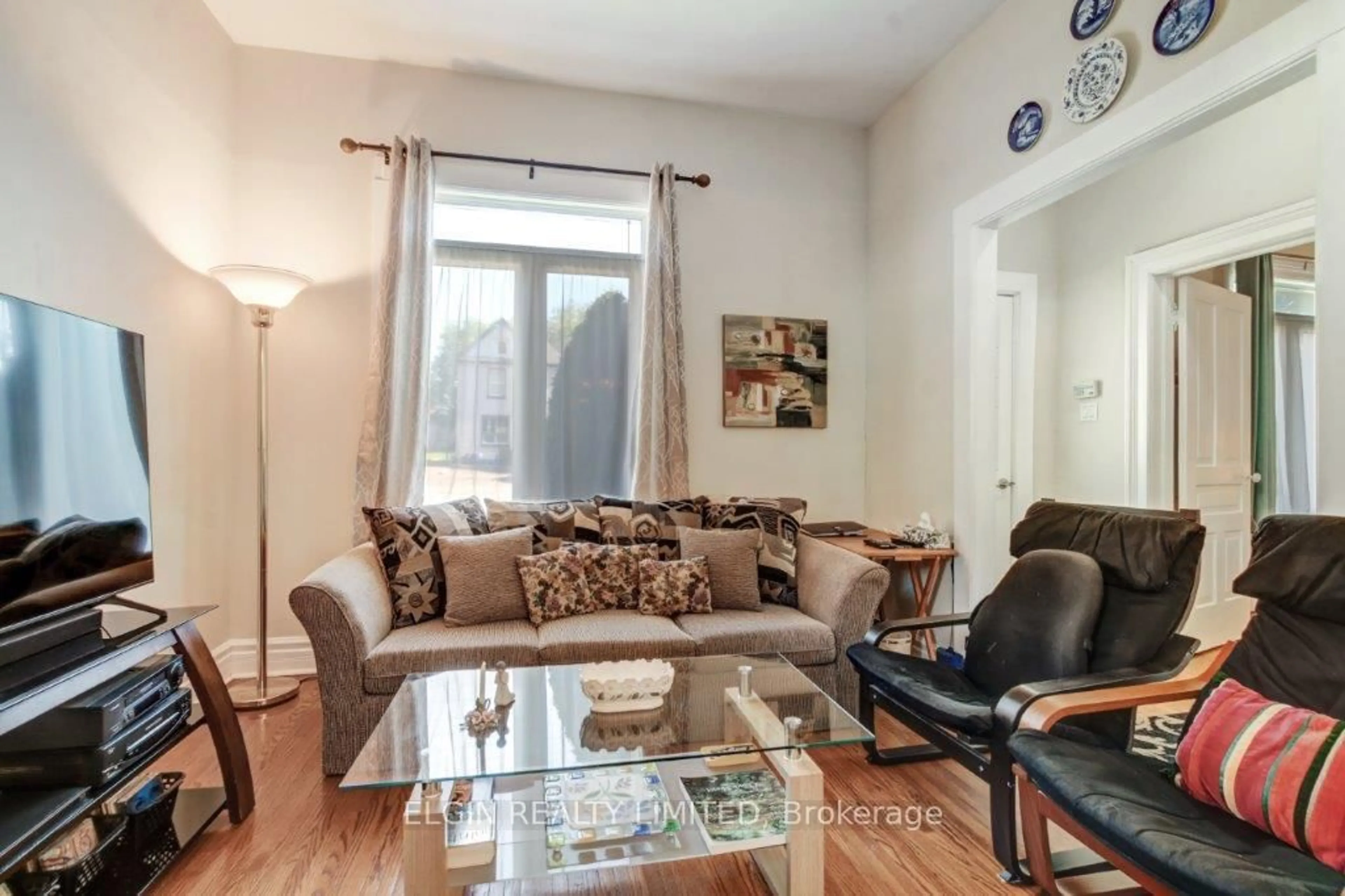Living room with furniture, wood/laminate floor for 176 Wellington St, St. Thomas Ontario N5R 2S1