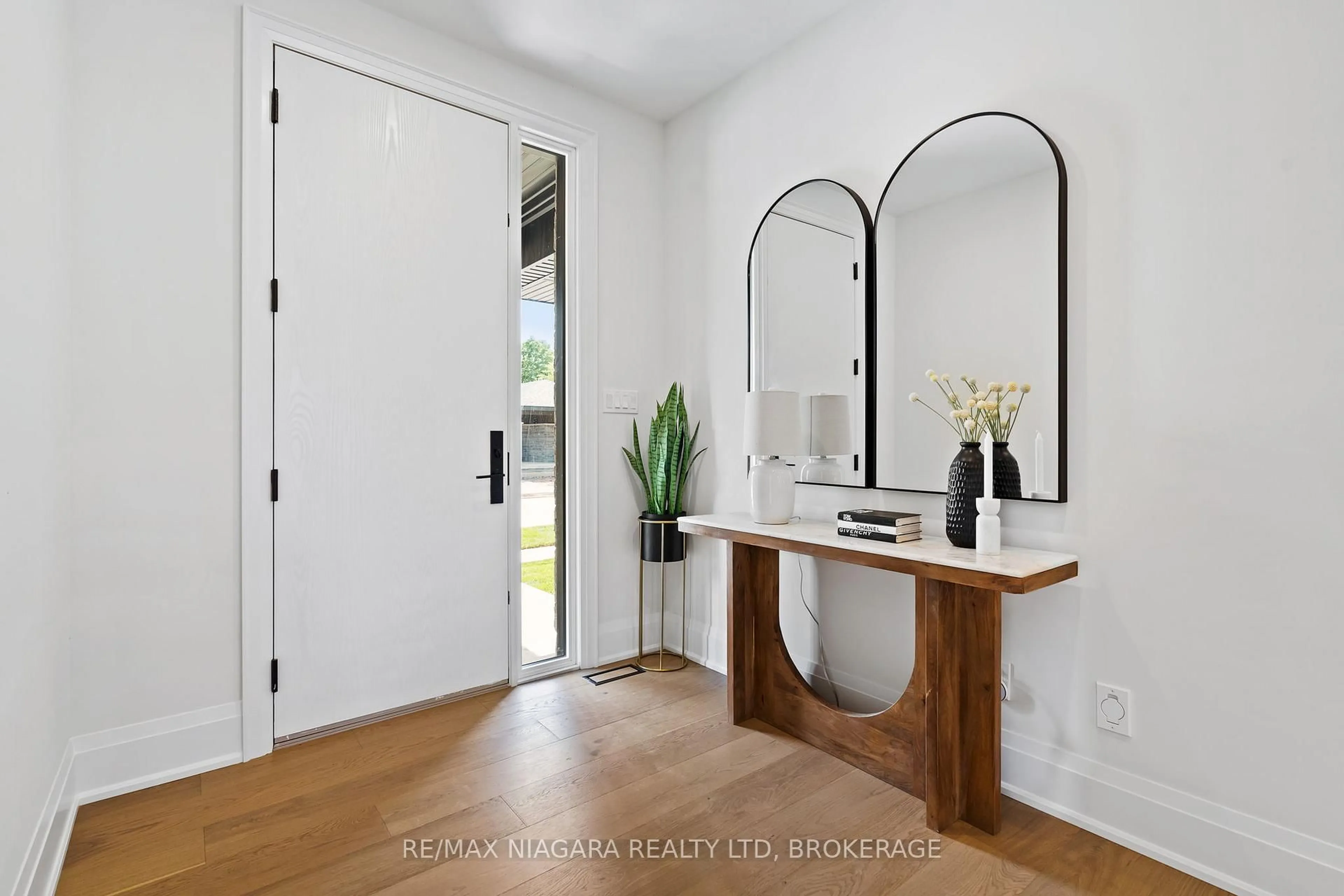 Indoor entryway for 16 Accursi St, Pelham Ontario L0S 1E2
