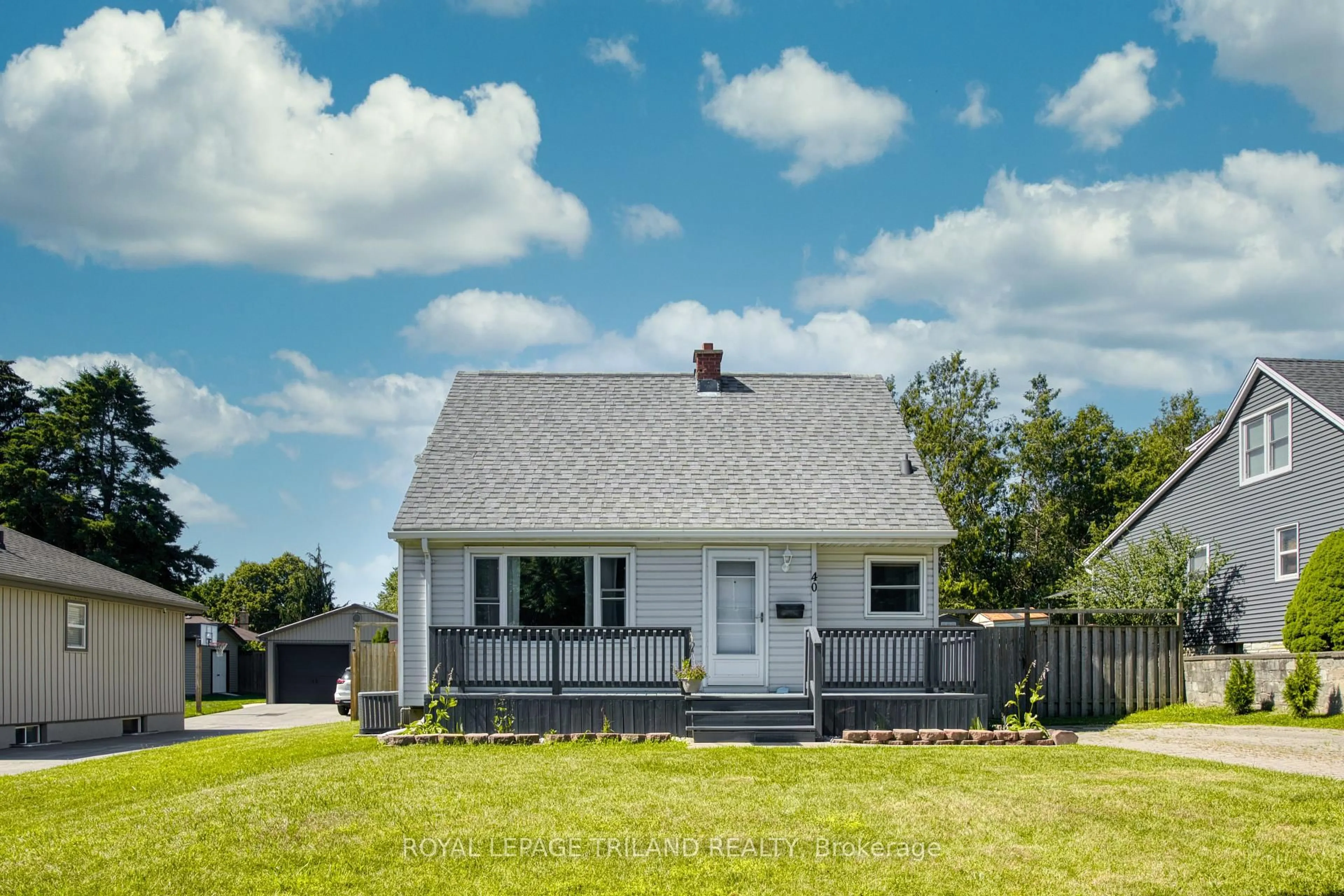 Home with vinyl exterior material, street for 40 Magee St, London East Ontario N5W 1C7