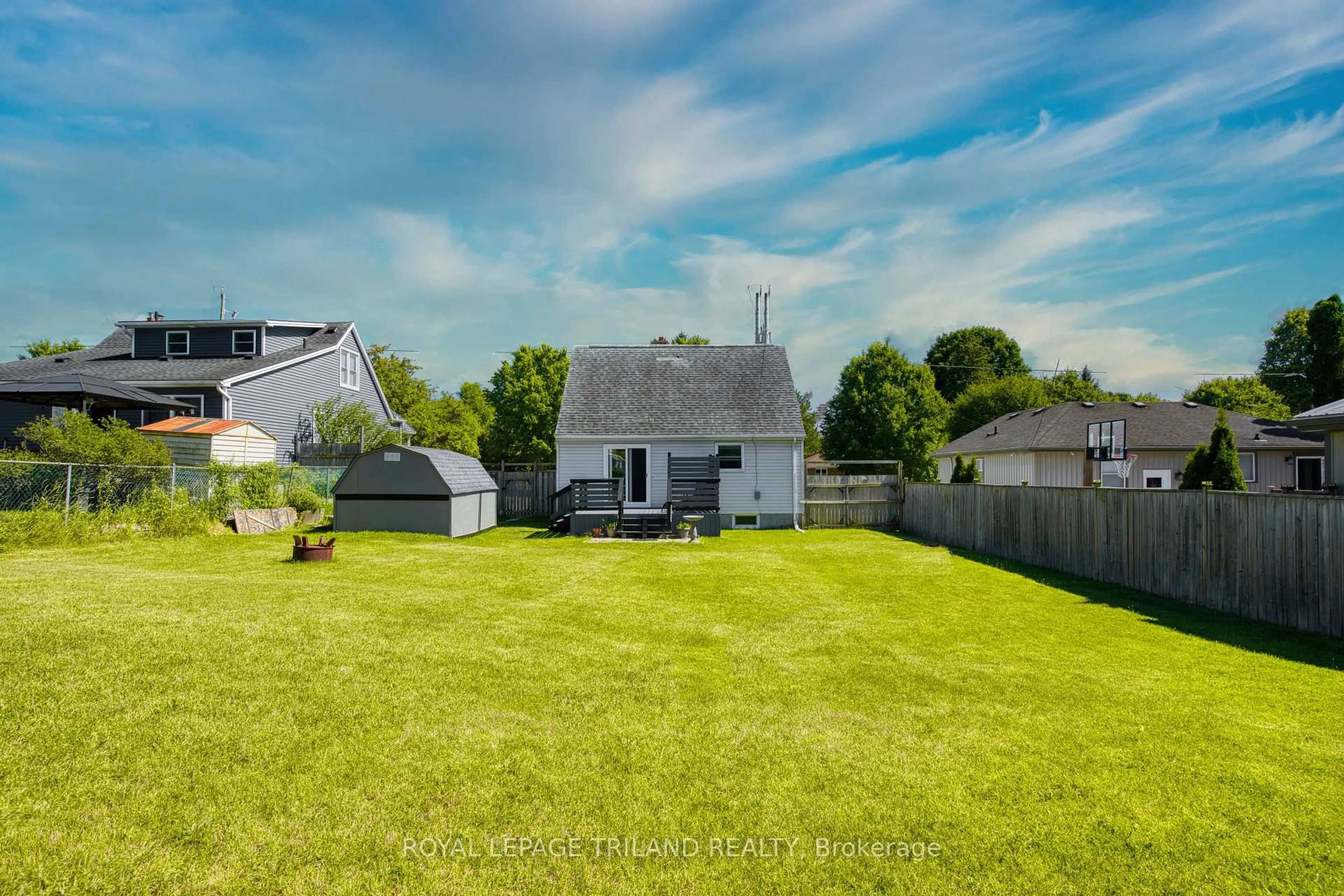 A pic from outside/outdoor area/front of a property/back of a property/a pic from drone, street for 40 Magee St, London East Ontario N5W 1C7