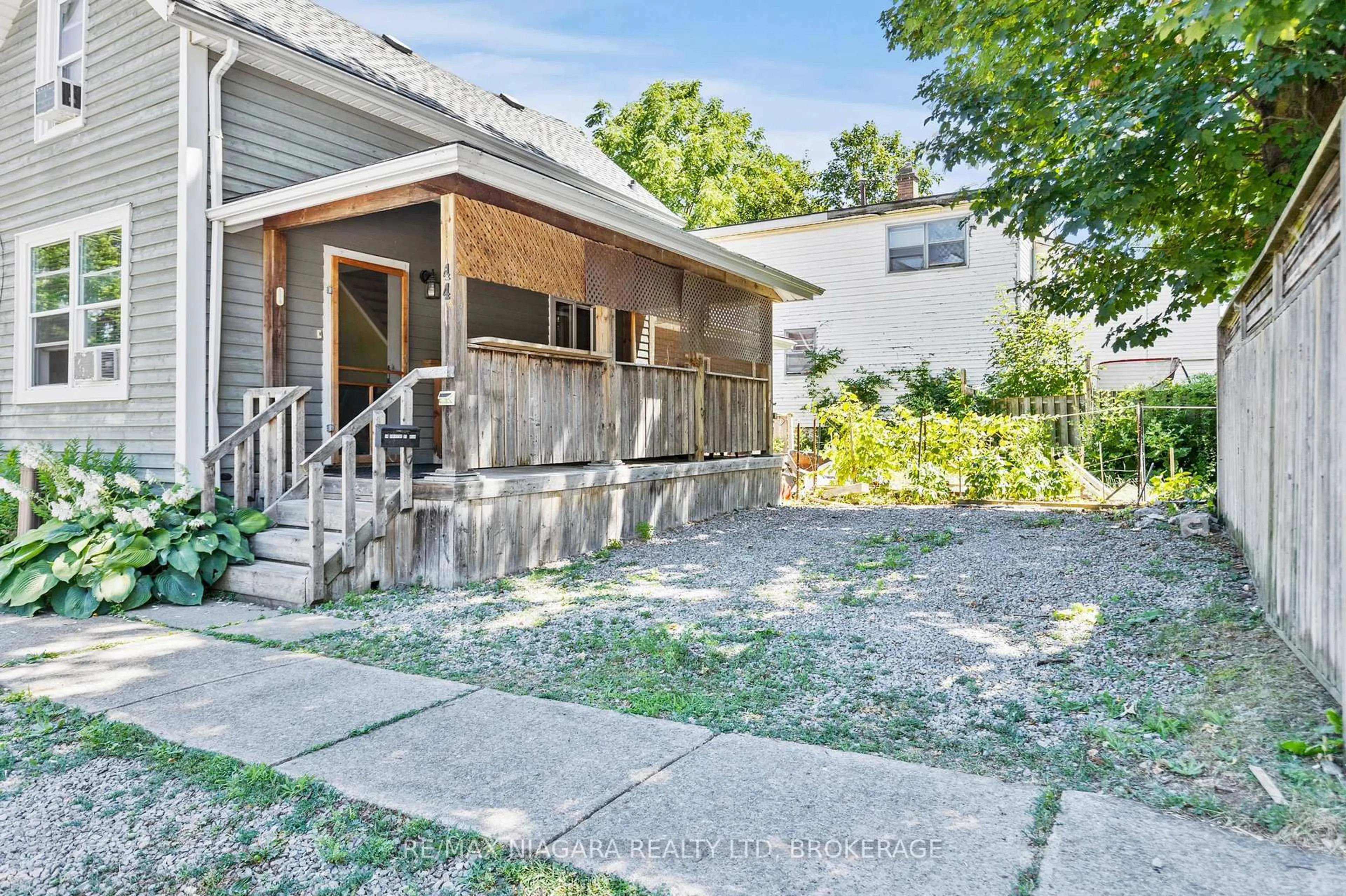 Patio, street for 44 Forsythe St, Fort Erie Ontario L2A 1X2