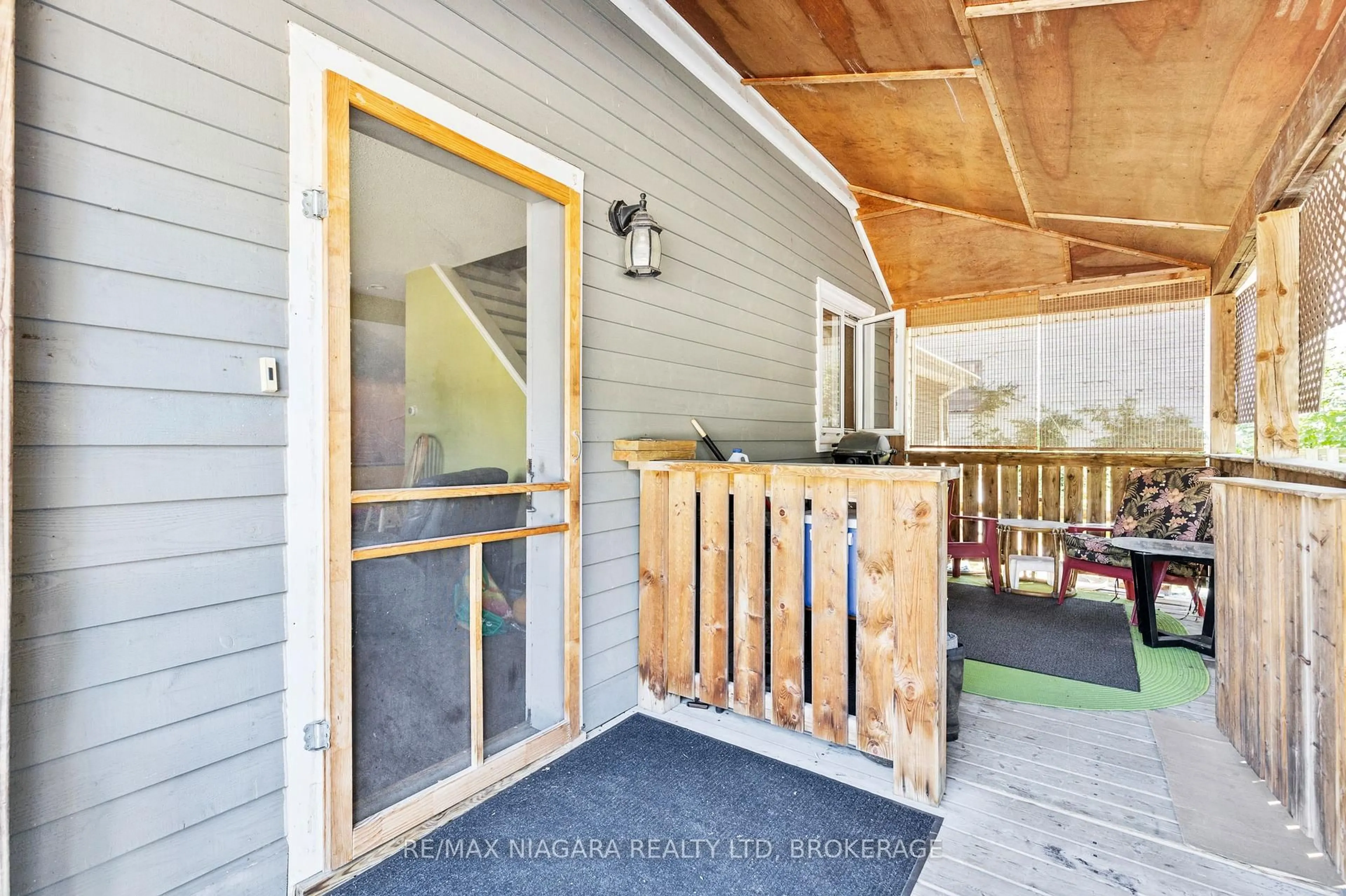 Indoor entryway for 44 Forsythe St, Fort Erie Ontario L2A 1X2