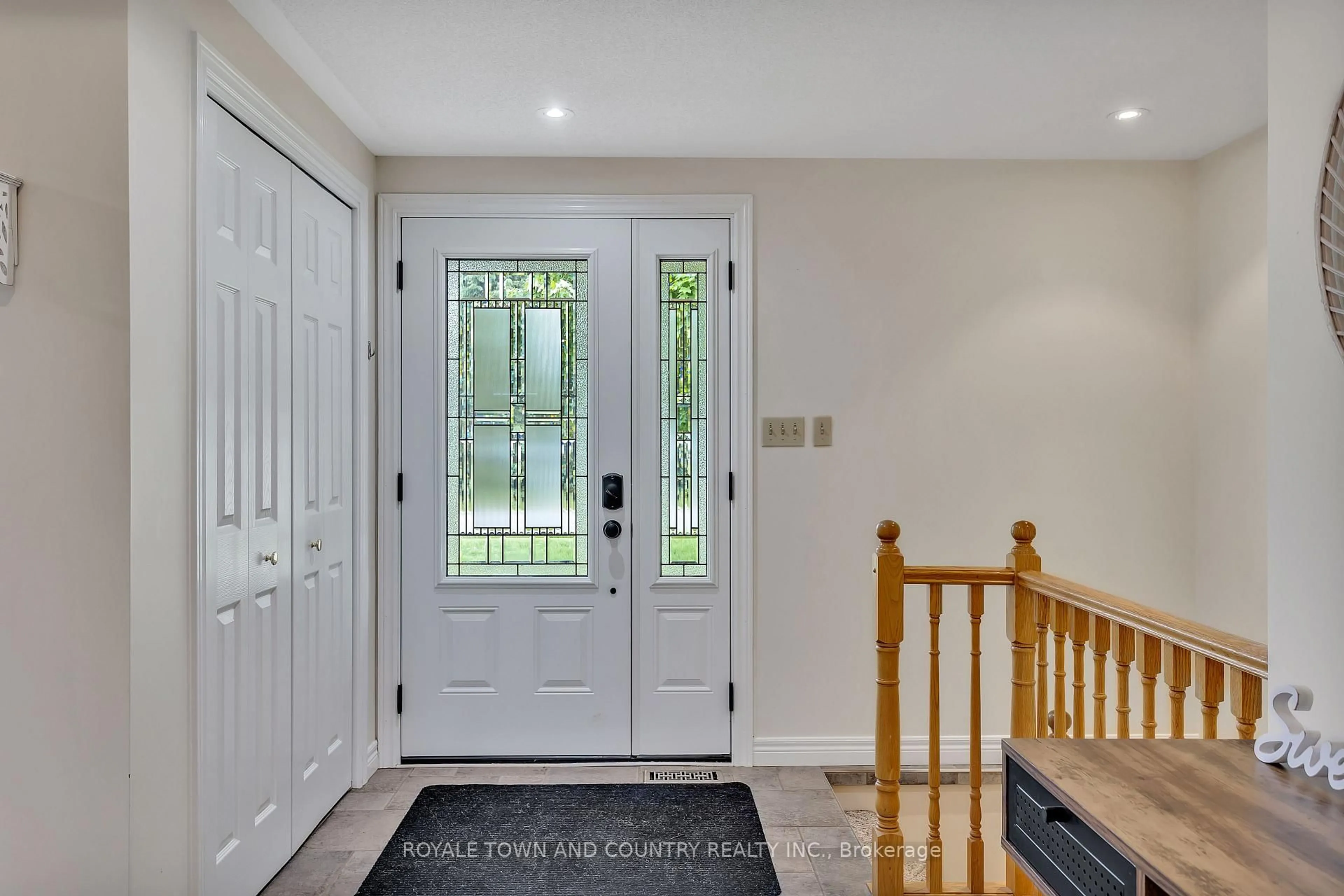 Indoor entryway for 1734 Barton Dr, Selwyn Ontario K0L 2H0