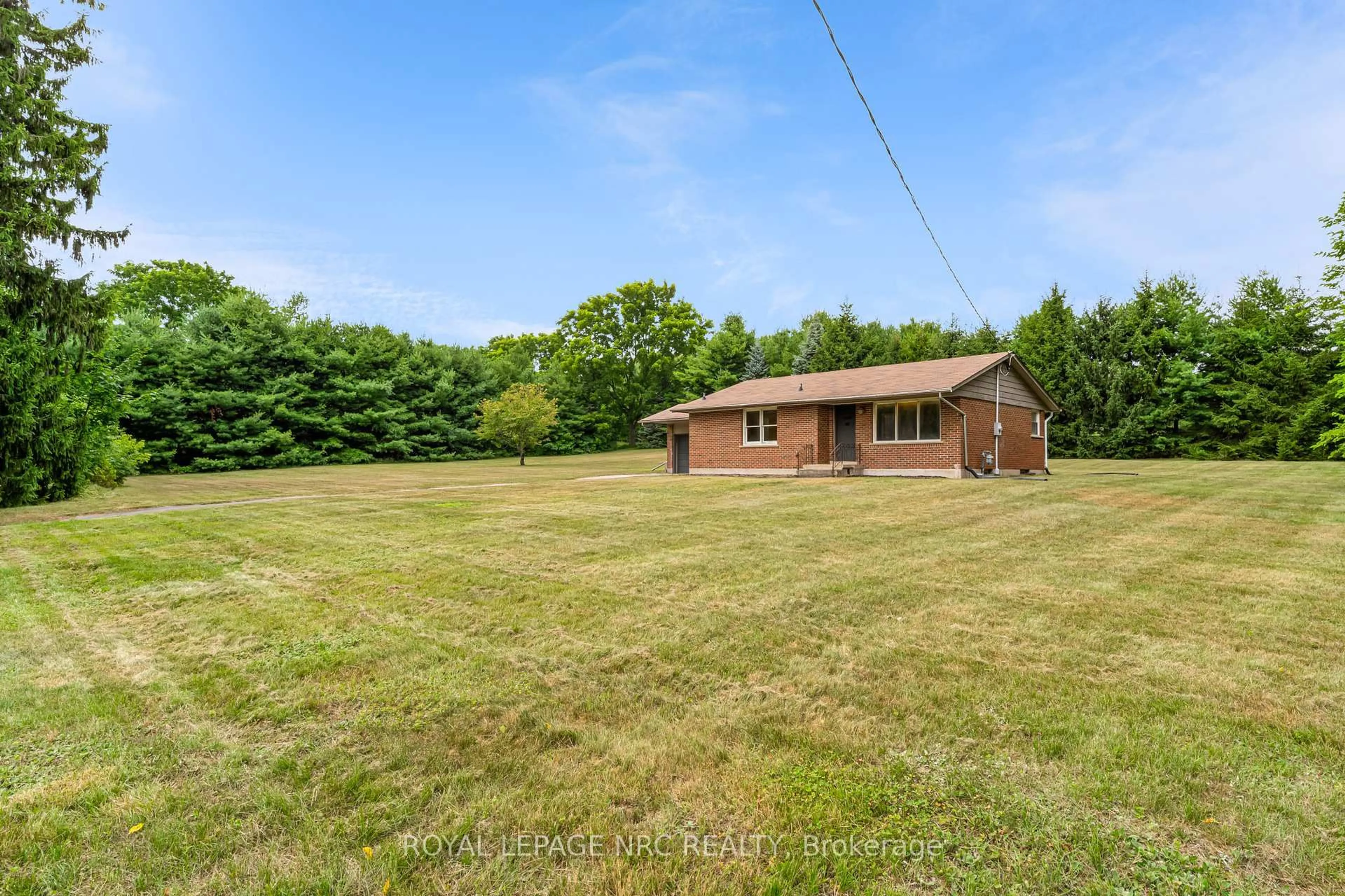 A pic from outside/outdoor area/front of a property/back of a property/a pic from drone, water/lake/river/ocean view for 489 Memorial Dr, Pelham Ontario L0S 1C0