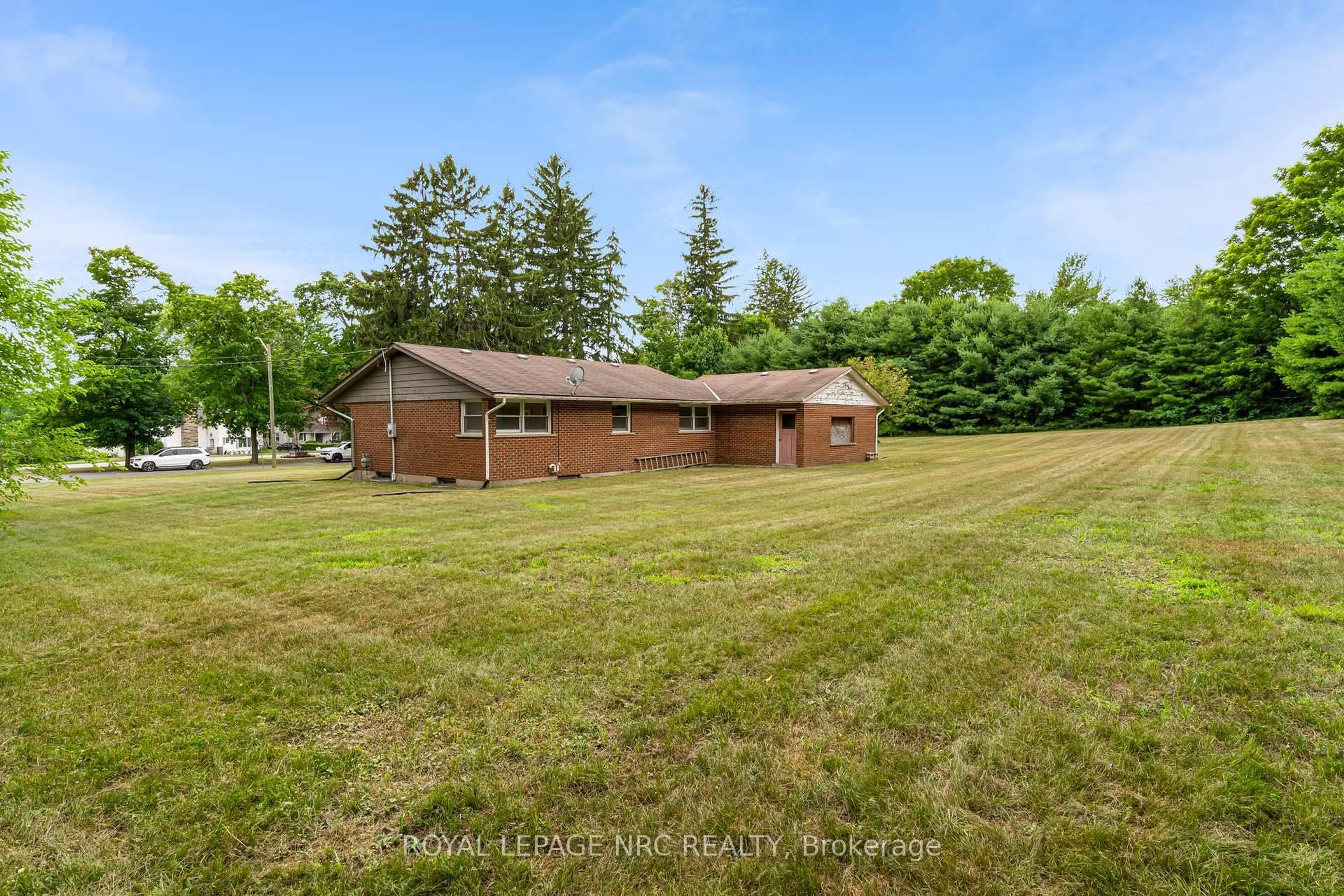A pic from outside/outdoor area/front of a property/back of a property/a pic from drone, unknown for 489 Memorial Dr, Pelham Ontario L0S 1C0