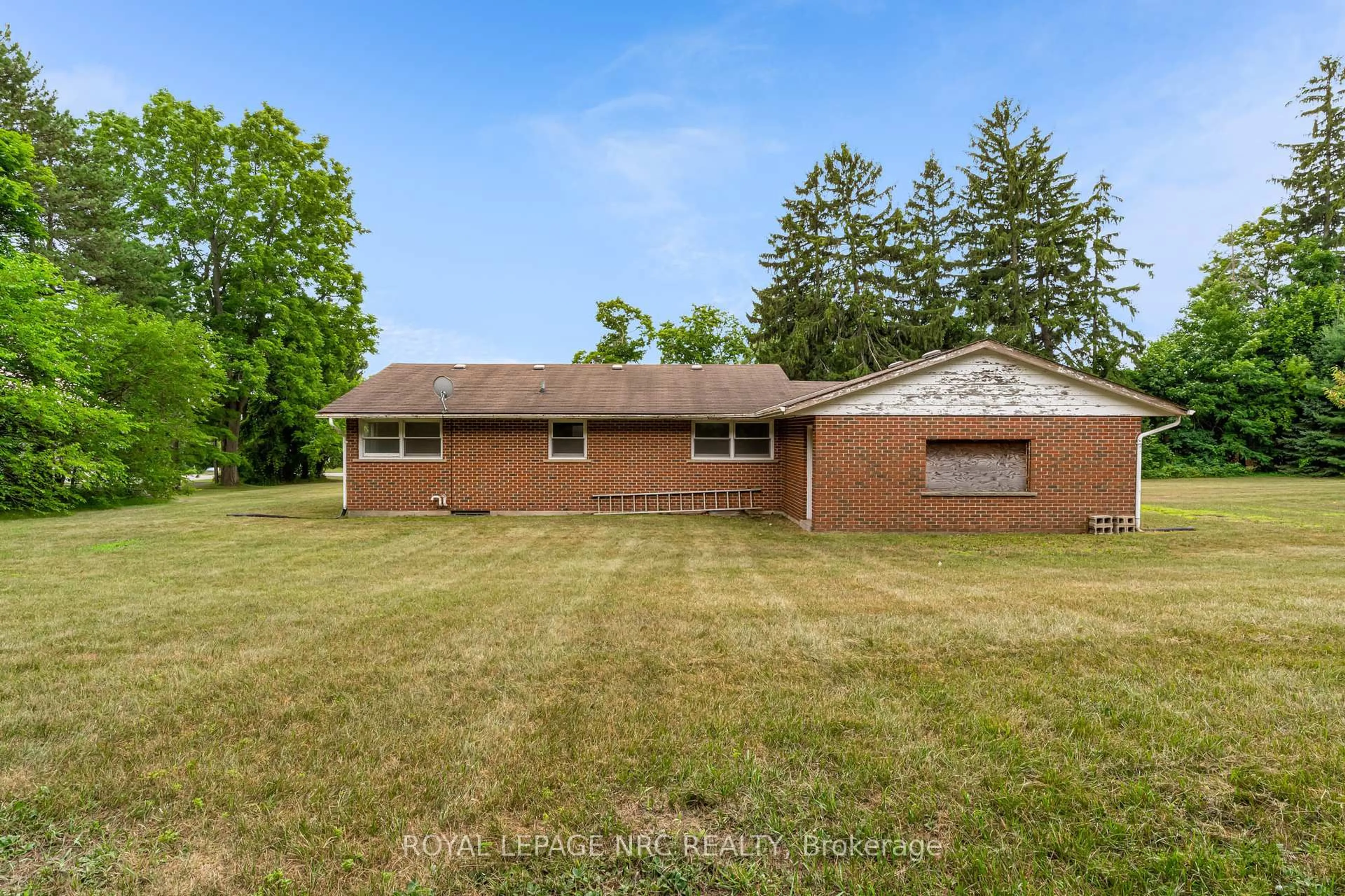 A pic from outside/outdoor area/front of a property/back of a property/a pic from drone, unknown for 489 Memorial Dr, Pelham Ontario L0S 1C0
