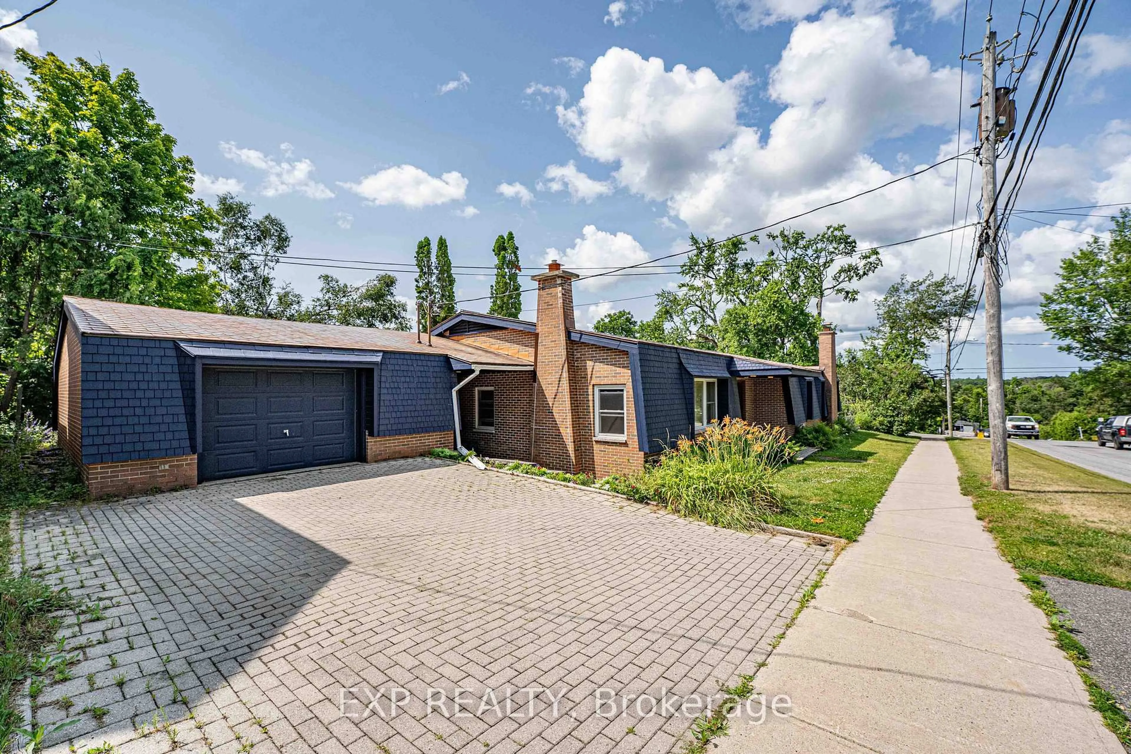 A pic from outside/outdoor area/front of a property/back of a property/a pic from drone, street for 395 Brown St, Gravenhurst Ontario P1P 1G6