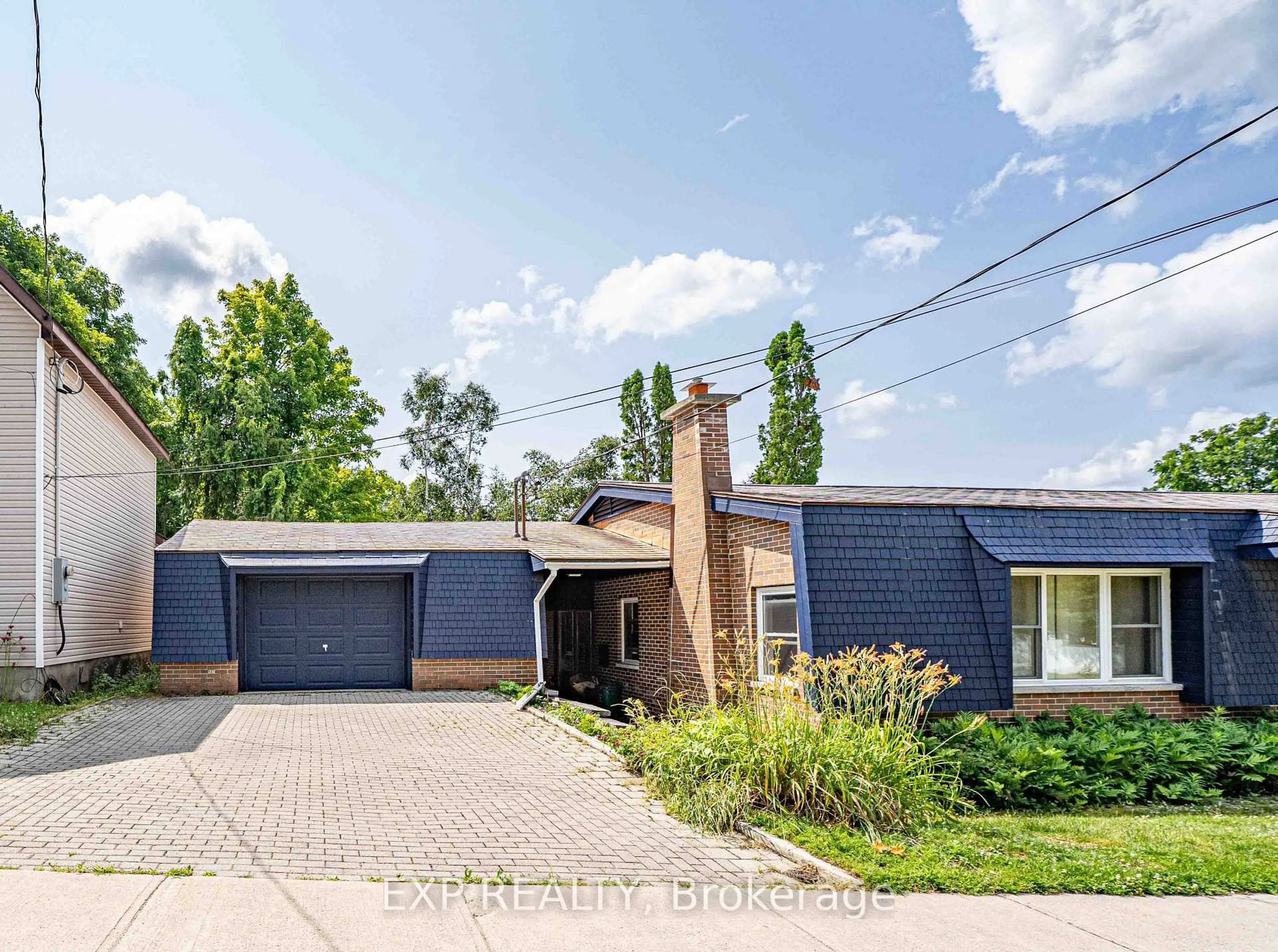 A pic from outside/outdoor area/front of a property/back of a property/a pic from drone, street for 395 Brown St, Gravenhurst Ontario P1P 1G6