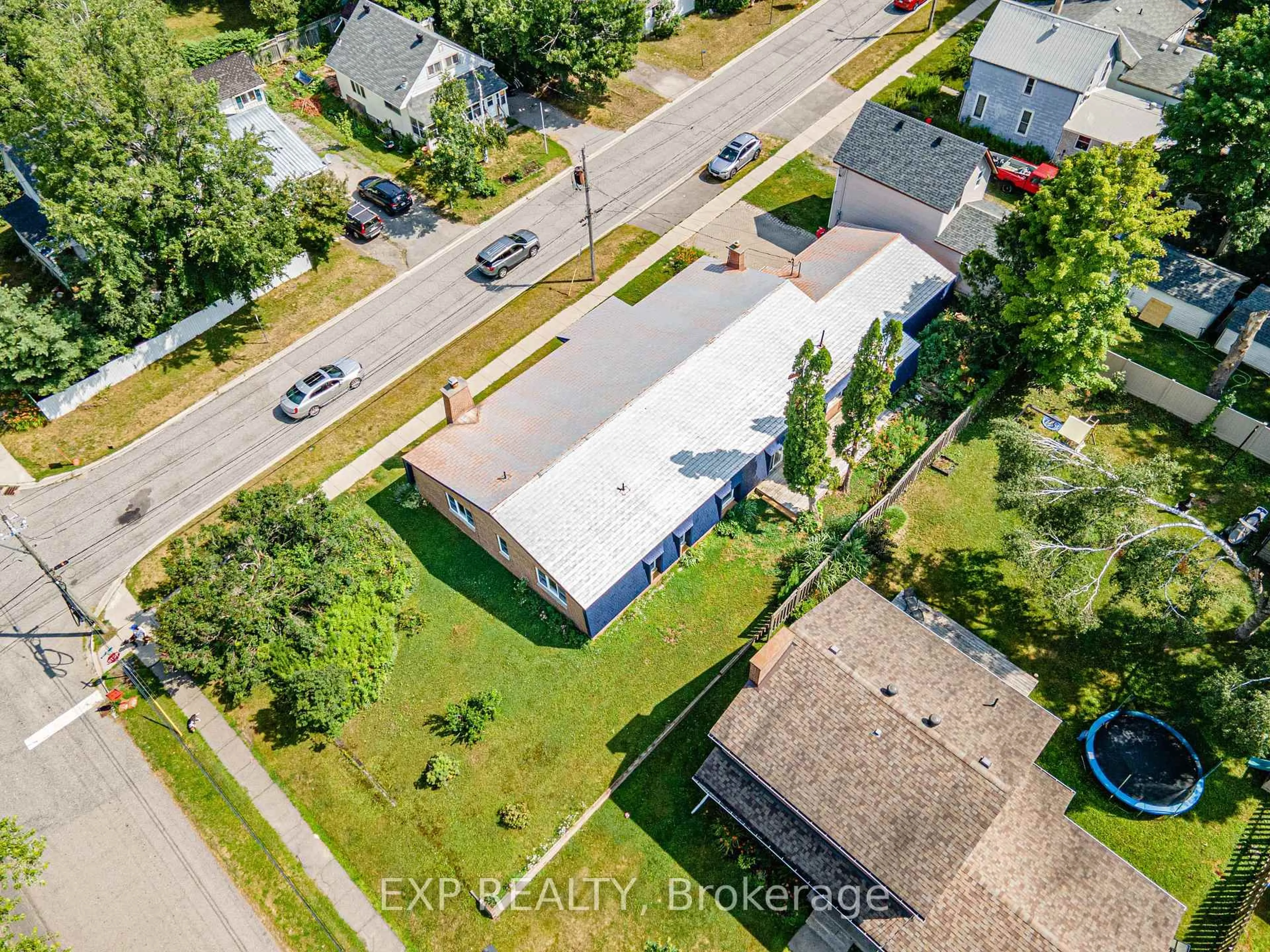 A pic from outside/outdoor area/front of a property/back of a property/a pic from drone, street for 395 Brown St, Gravenhurst Ontario P1P 1G6