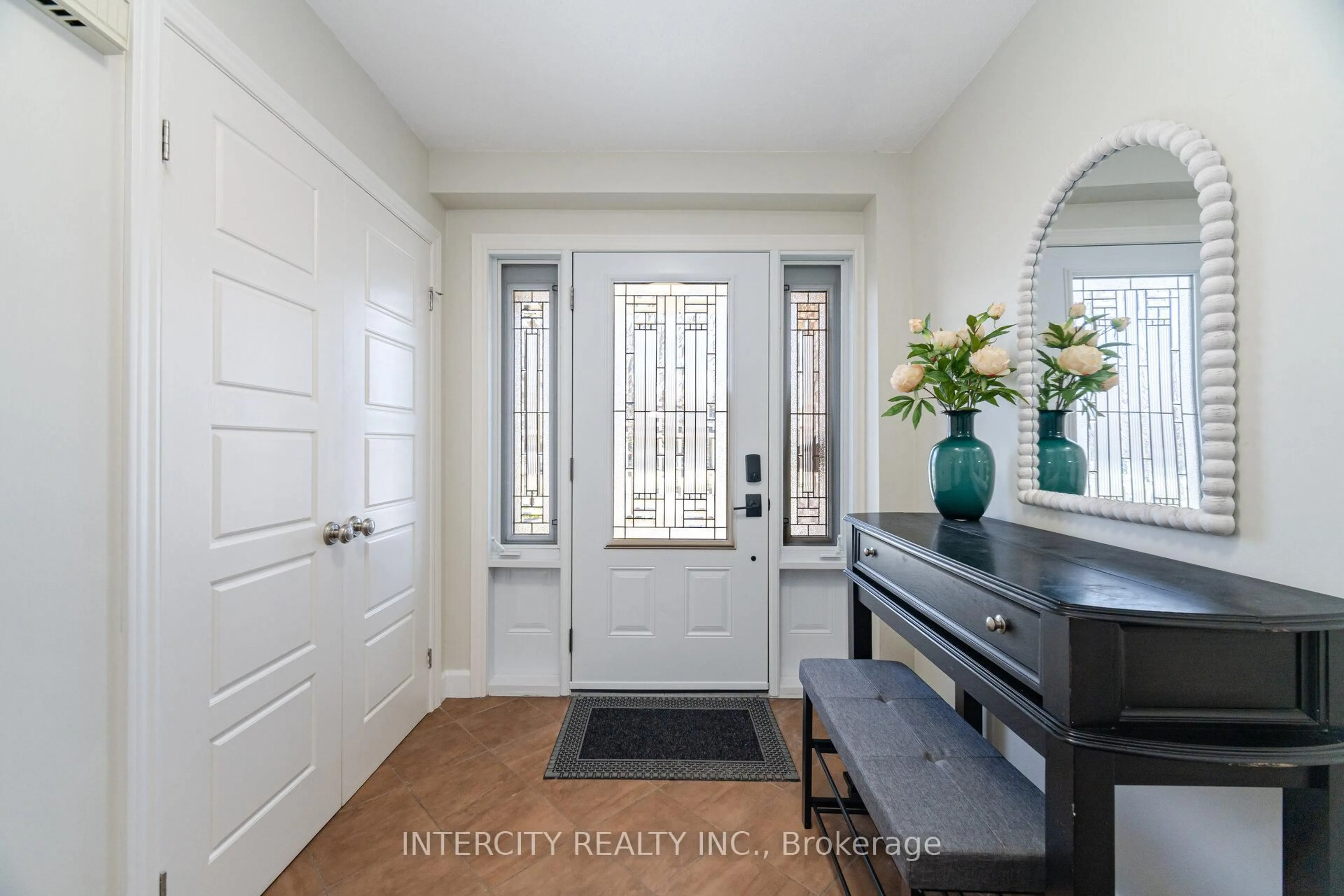 Indoor entryway for 35 Lower Canada Cres, Kitchener Ontario N2P 1E9