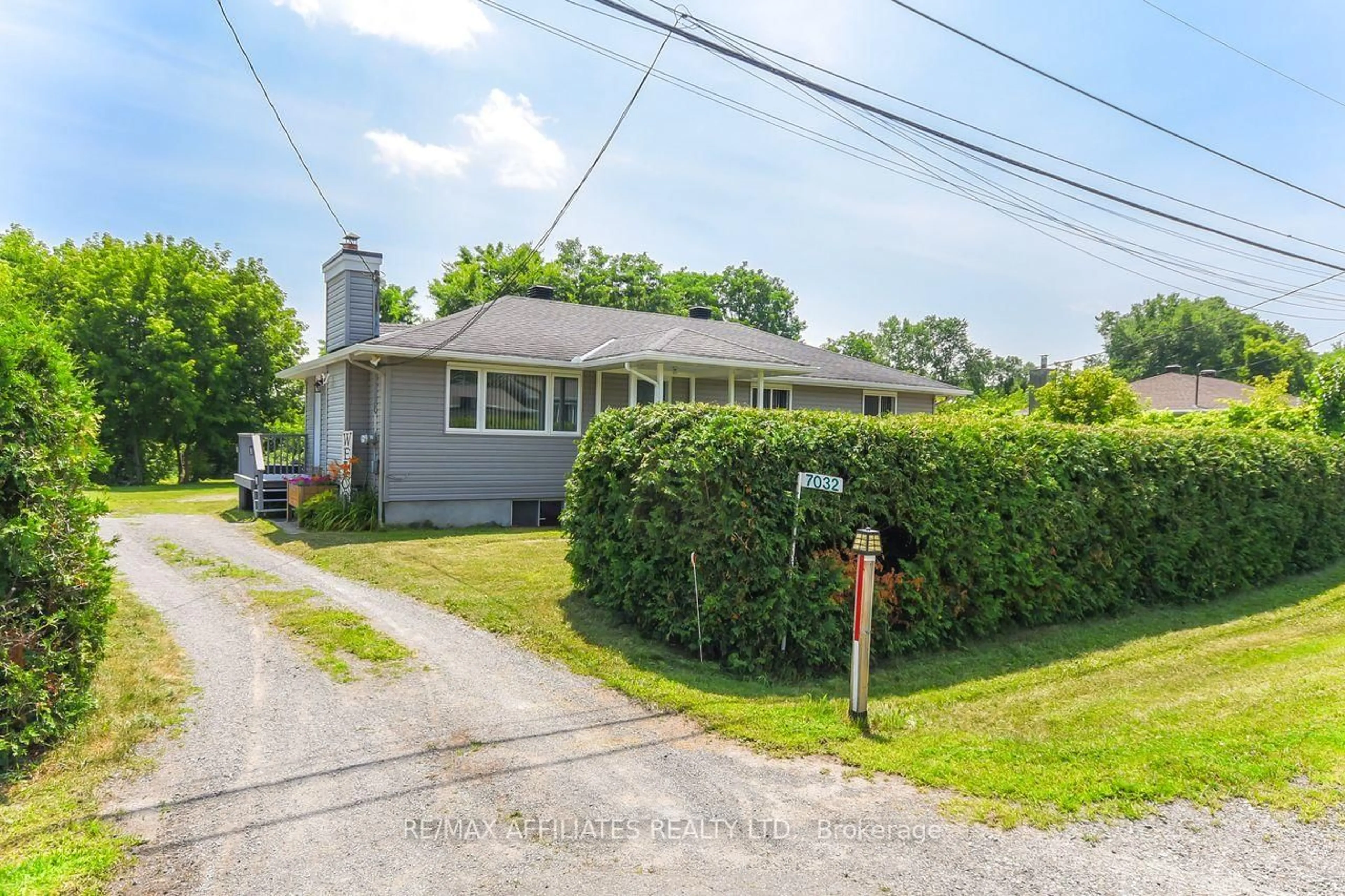 A pic from outside/outdoor area/front of a property/back of a property/a pic from drone, street for 7032 Mason St, Ottawa Ontario K4P 1C2