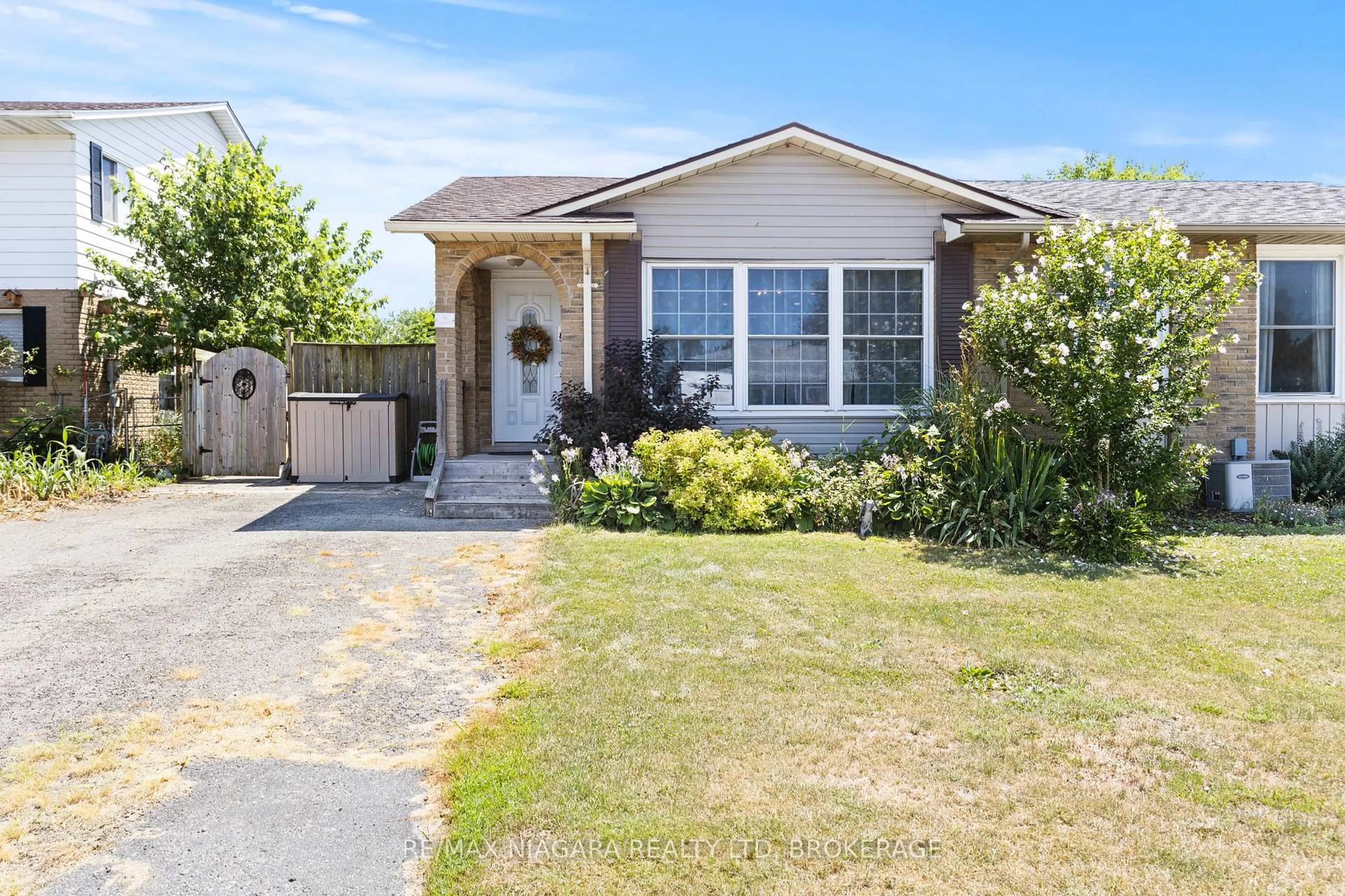 Home with vinyl exterior material, street for 8 Dodds Crt, Fort Erie Ontario L2A 5Z2