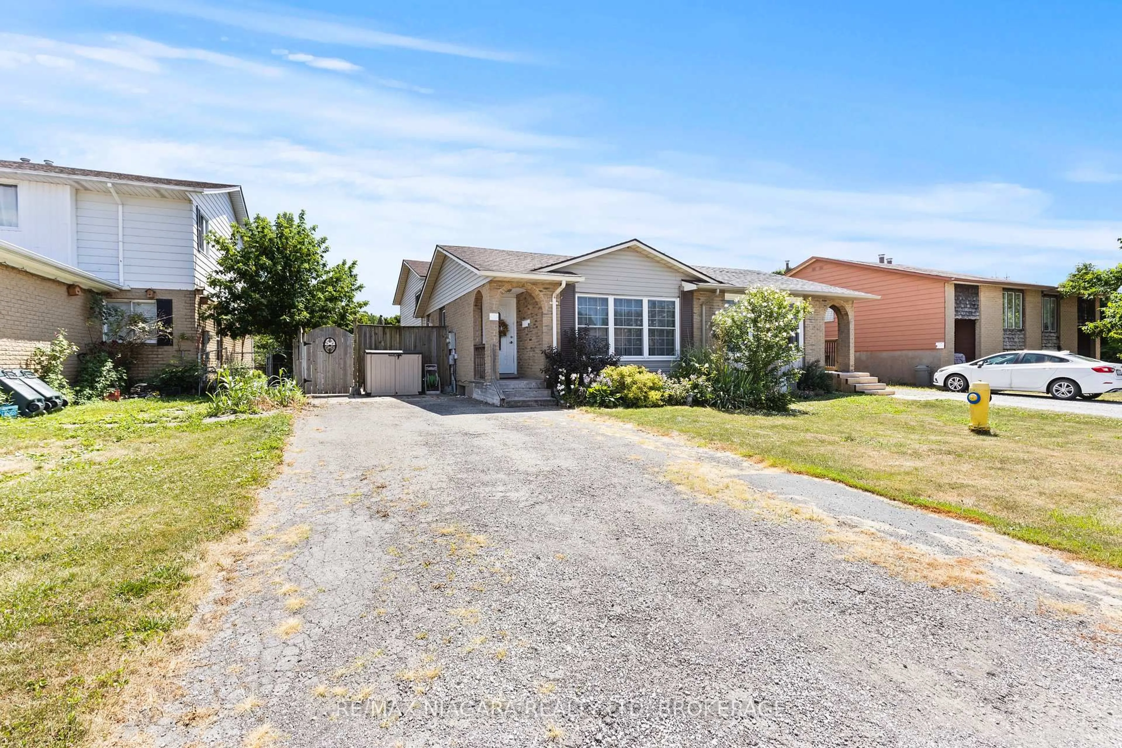 A pic from outside/outdoor area/front of a property/back of a property/a pic from drone, street for 8 Dodds Crt, Fort Erie Ontario L2A 5Z2