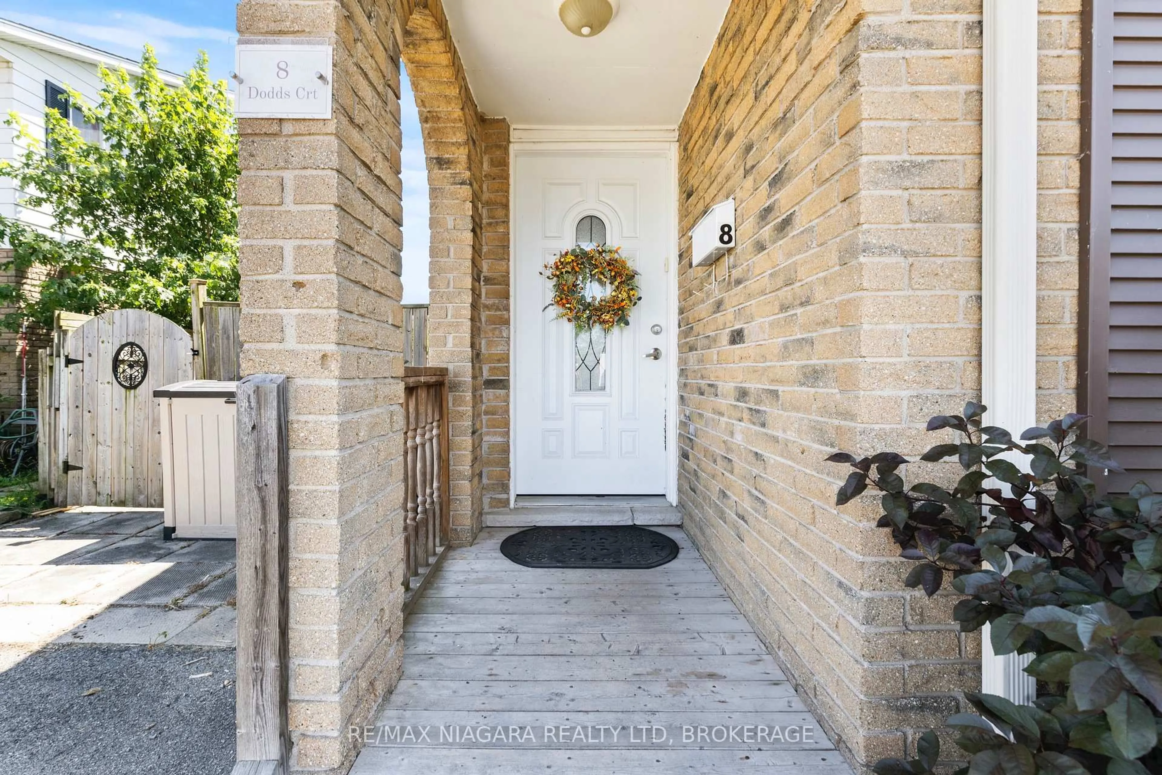 Indoor entryway for 8 Dodds Crt, Fort Erie Ontario L2A 5Z2