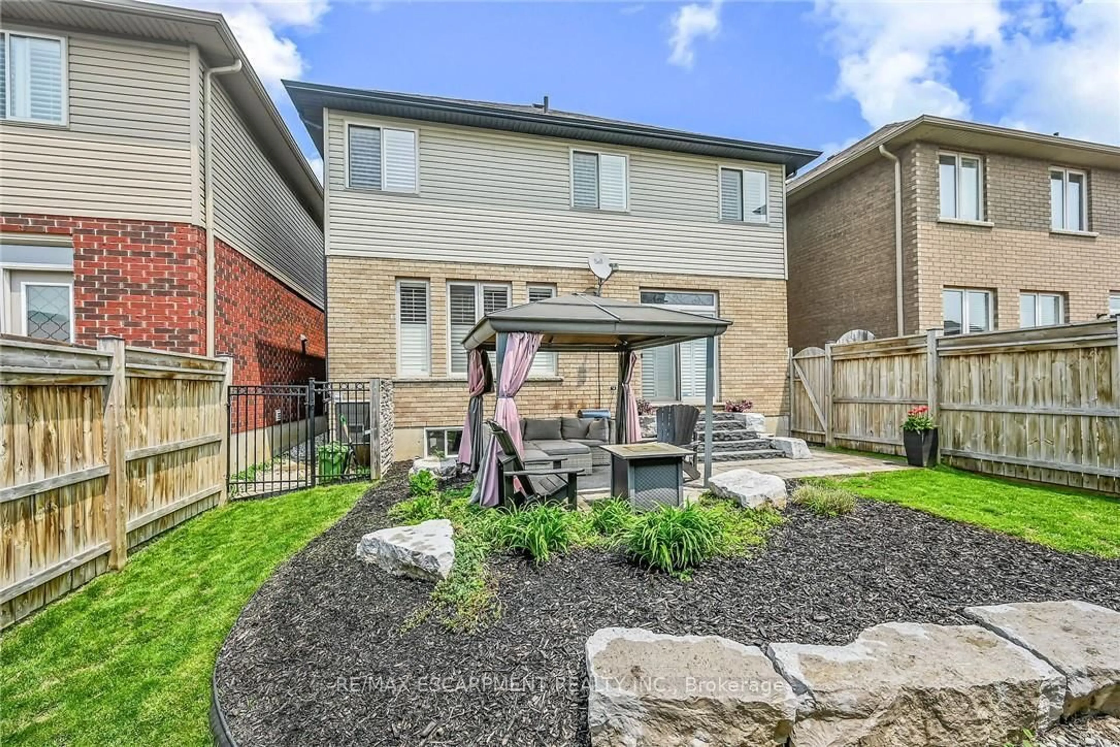 Patio, street for 8 Chartwell Circ, Hamilton Ontario L9A 0B6