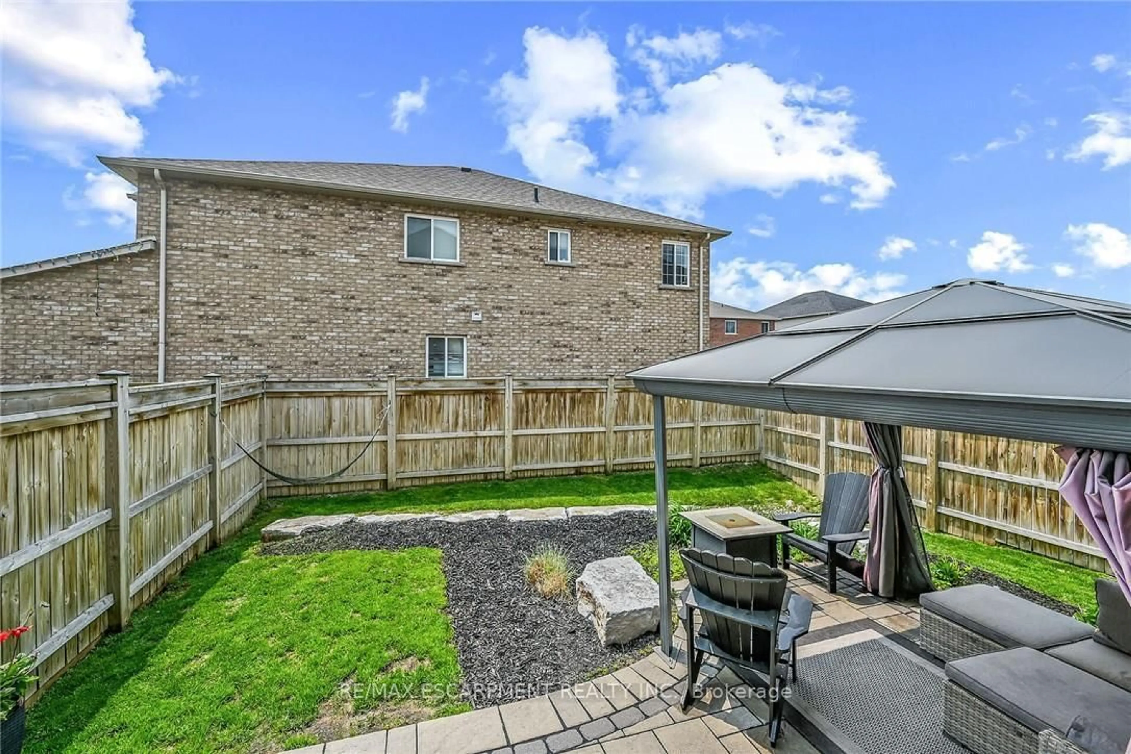 Patio, street for 8 Chartwell Circ, Hamilton Ontario L9A 0B6