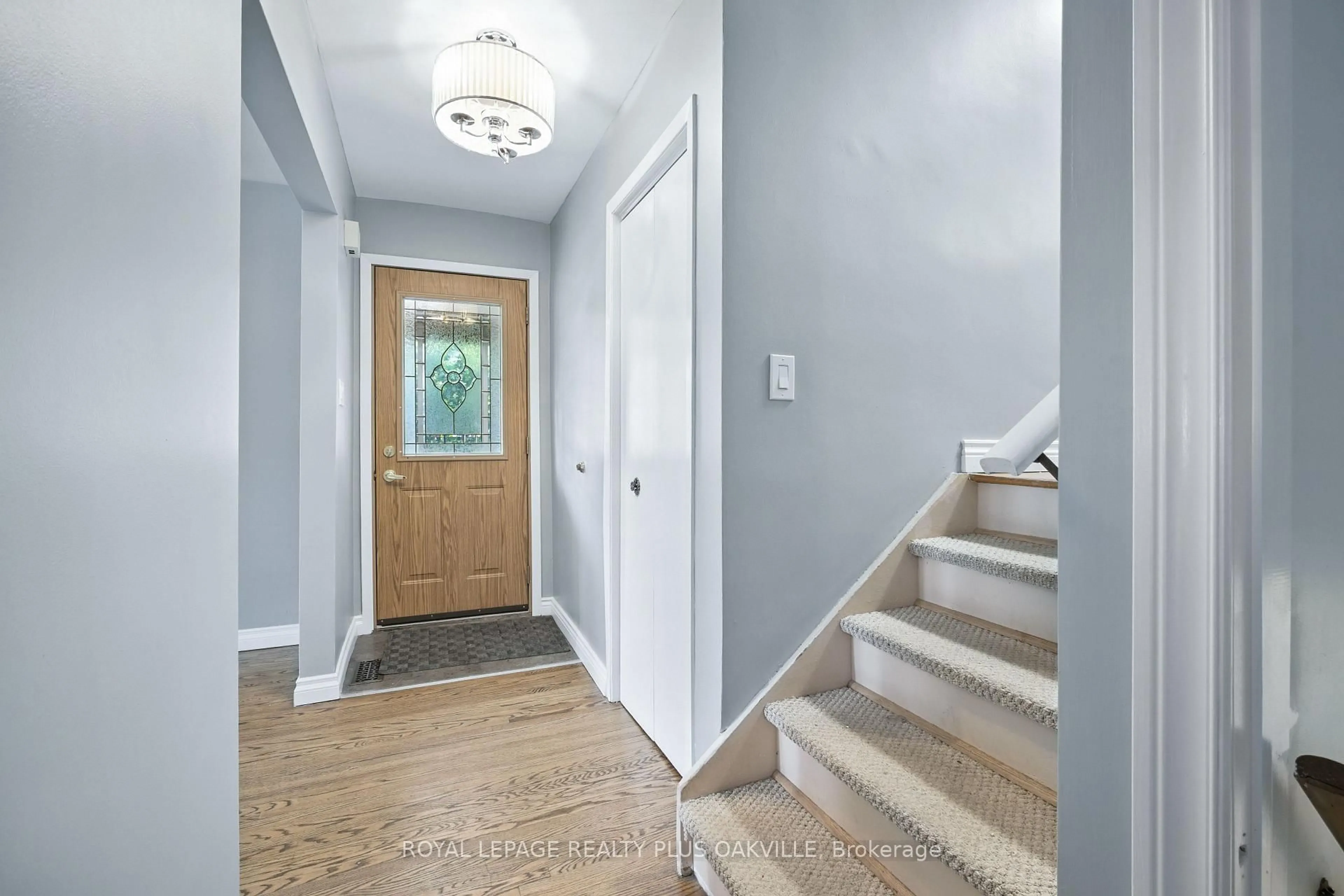 Indoor entryway for 158 Bonaventure Dr, Hamilton Ontario L9C 4P9
